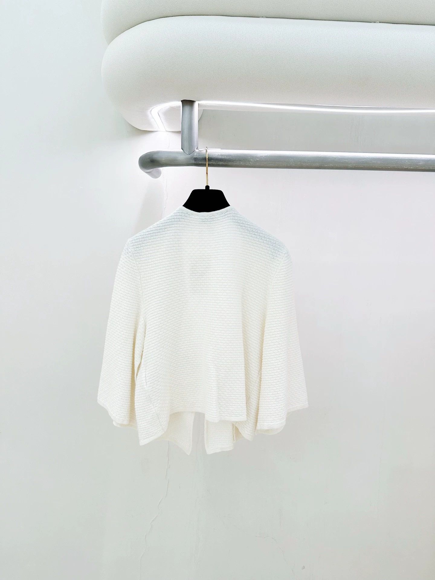 Chanel Chanel white camellia brooch knit cardigan 36 pearl flaw Size XS / US 0-2 / IT 36-38 - 2 Thumbnail
