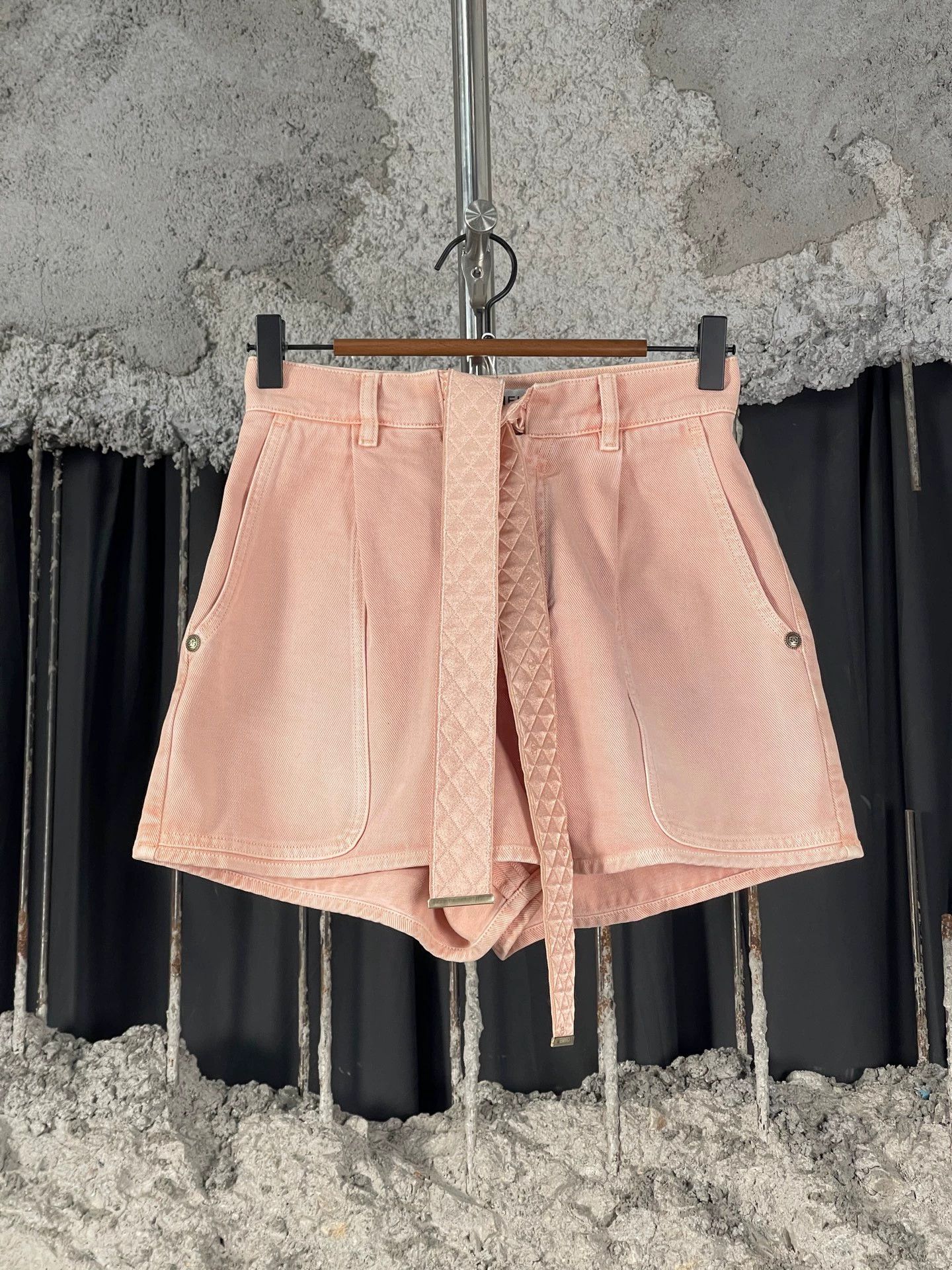 Chanel Chanel Belted Shorts Size 34 99 New Size 25" / US 0 / IT 36 - 1 Thumbnail