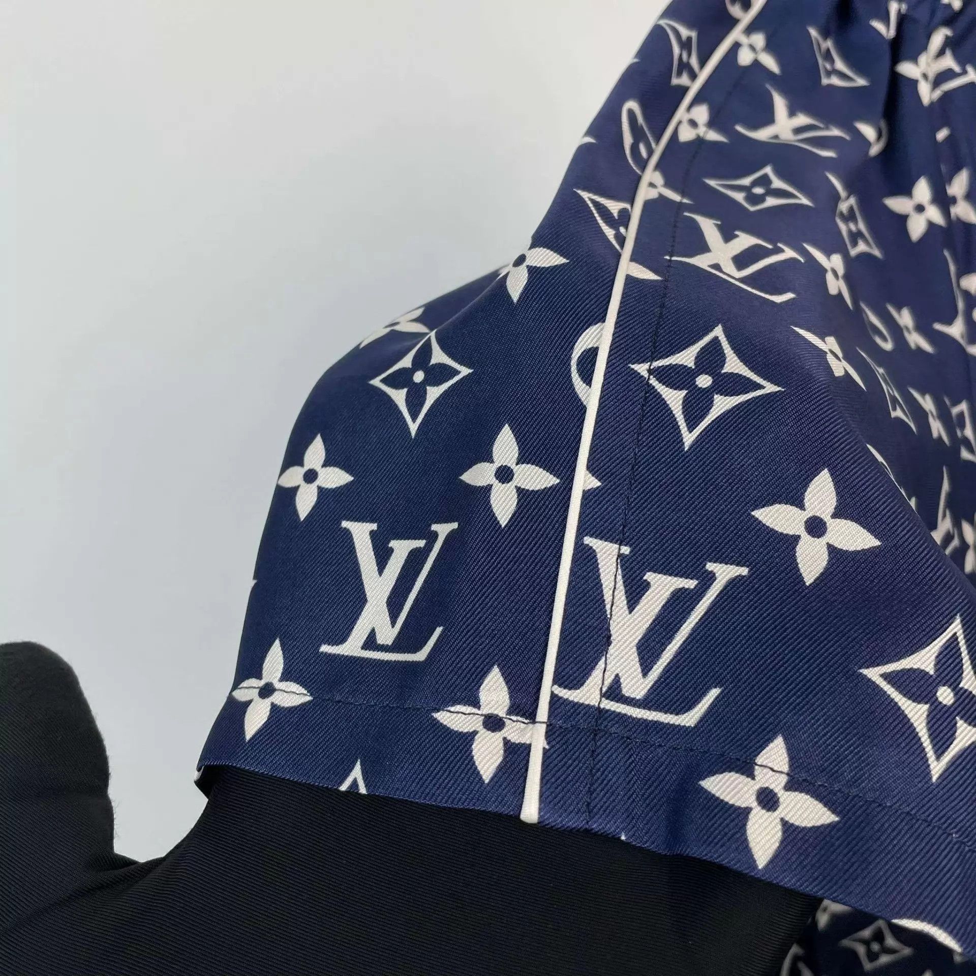 Louis Vuitton LV Monogram Silk Blue 34 Shorts Size US 34 / EU 50 - 6 Thumbnail