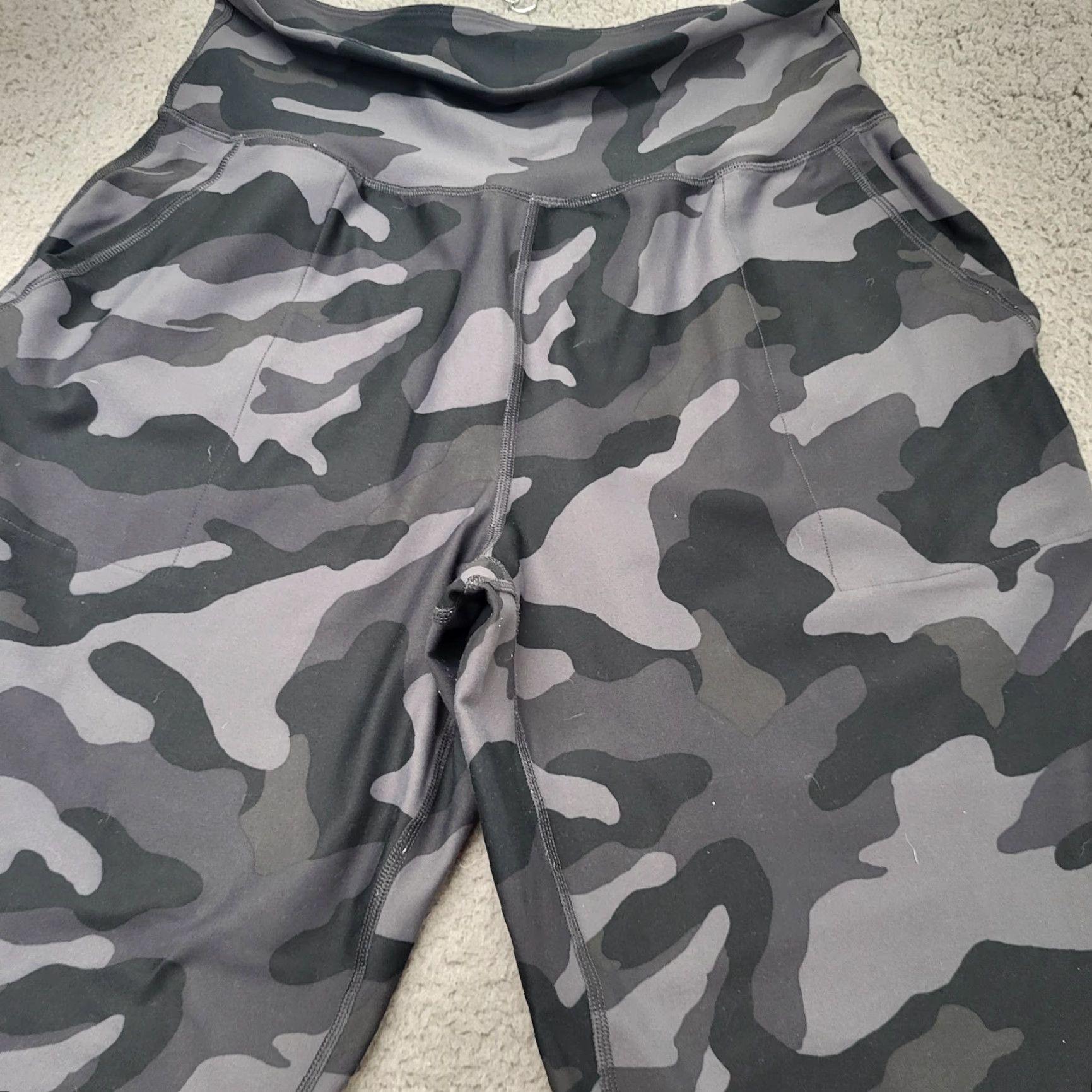 Old Navy Old Navy Active Joggers Women’s Size Large Gray Camouflage Powersoft High-Rise Go-Dry Size 36" / US 14 / IT 50 - 4 Thumbnail