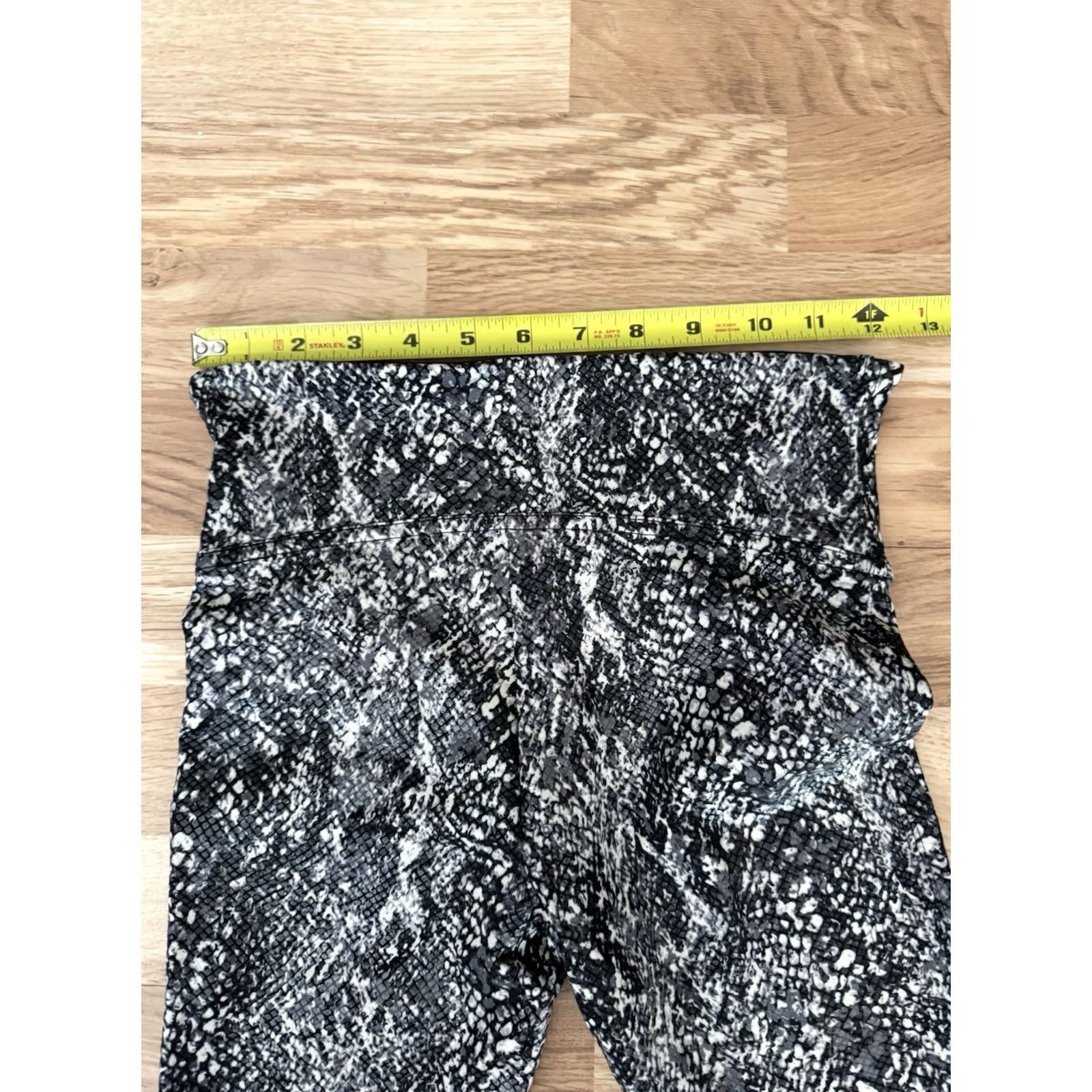 Spanx Spanx Faux Leather Snake Shine Leggings Small Petite Black Size 28" / US 6 / IT 42 - 4 Thumbnail