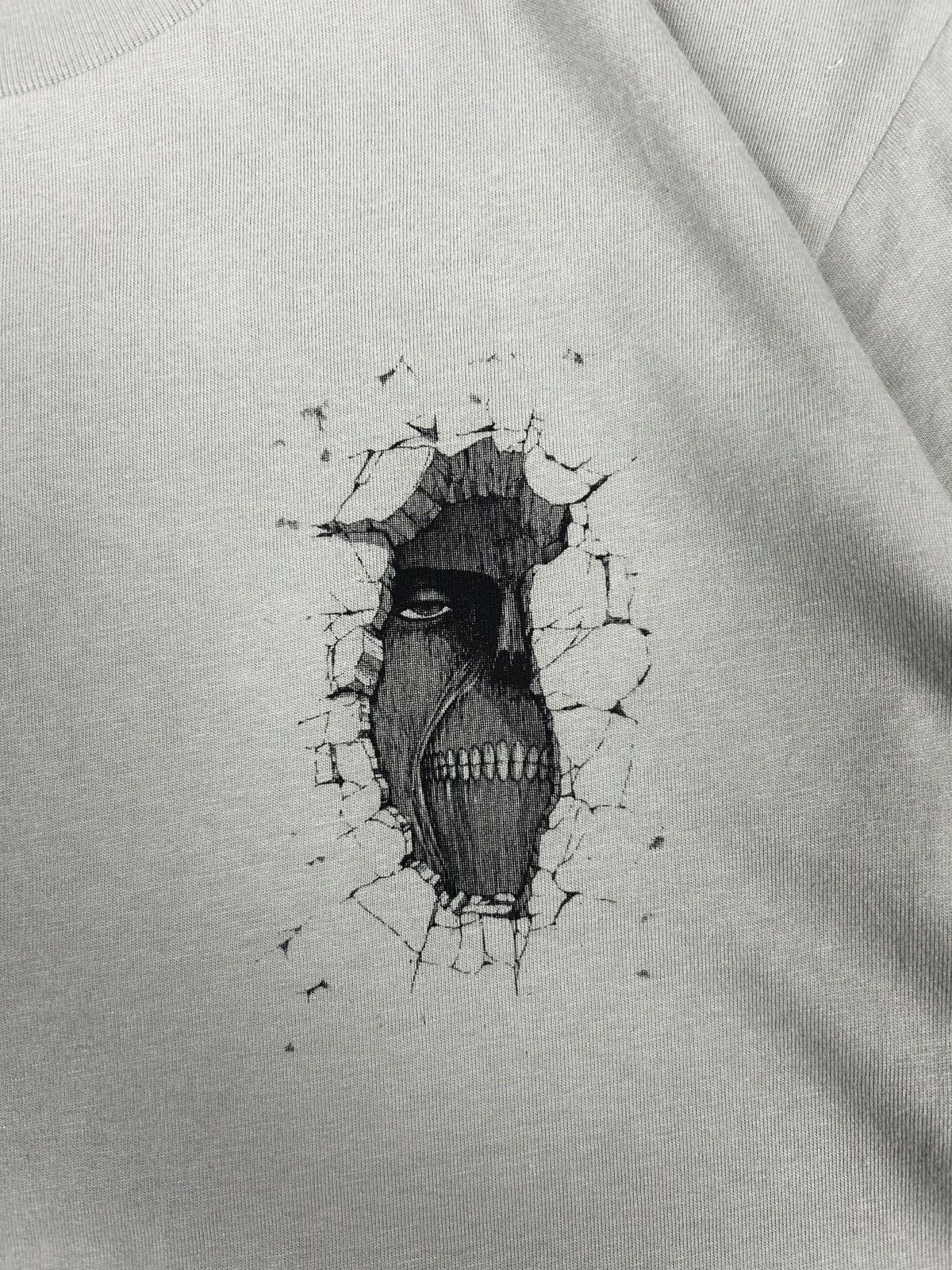 Anime × Japanese Brand × Uniqlo Rare collaboration UNIQLO X ATTACK ON TITAN T shirt Size US M / EU 48-50 / 2 - 9 Thumbnail