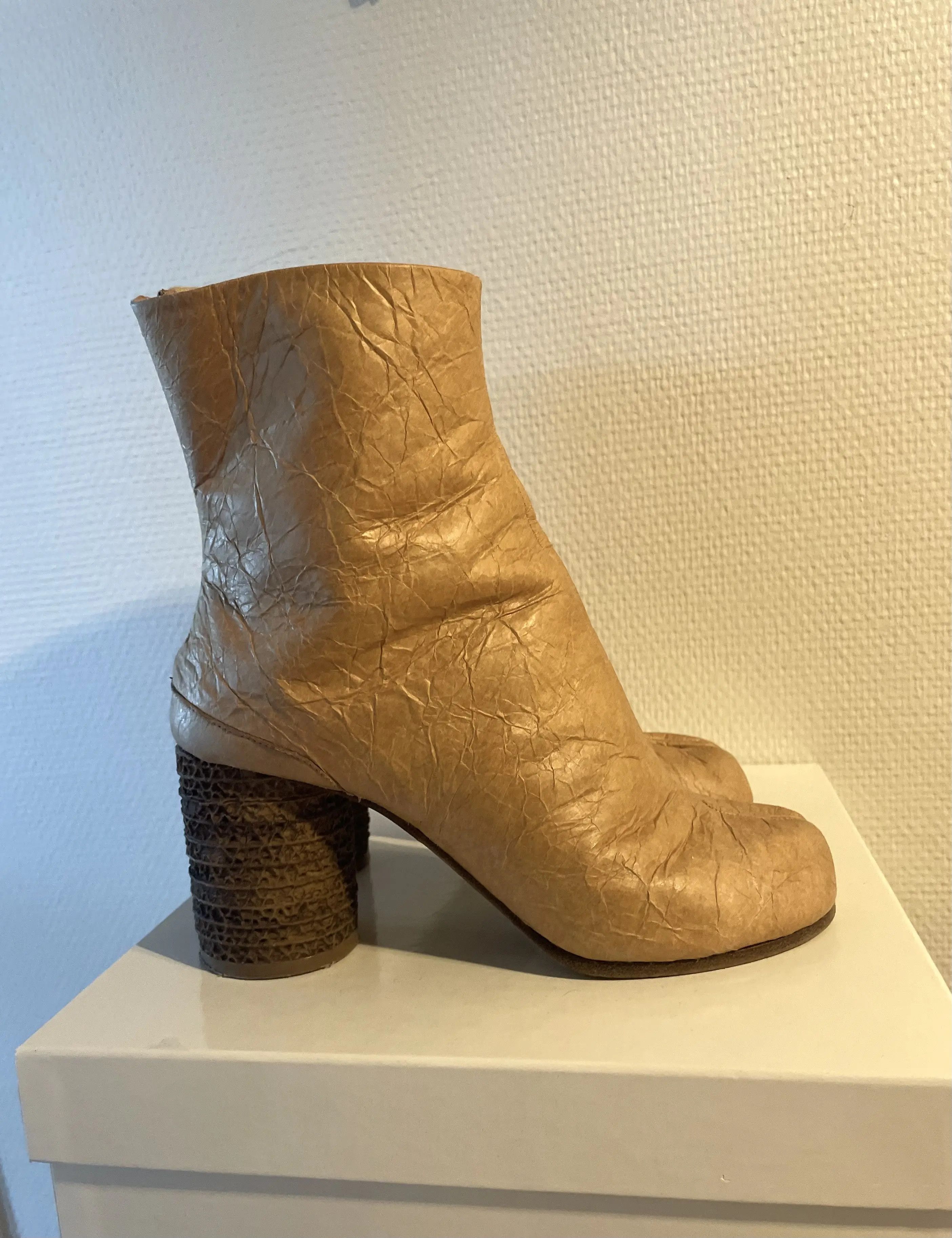 Maison Margiela Tan Paper Tabi Boots Size US 8 / IT 38 - 2 Thumbnail