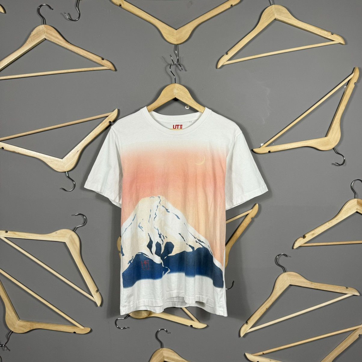 Japanese Brand × Uniqlo UNIQLO UT Hokusai M Pink Gradient Mount Fuji Graphic T-Shirt Size US M / EU 48-50 / 2 - 1 Thumbnail