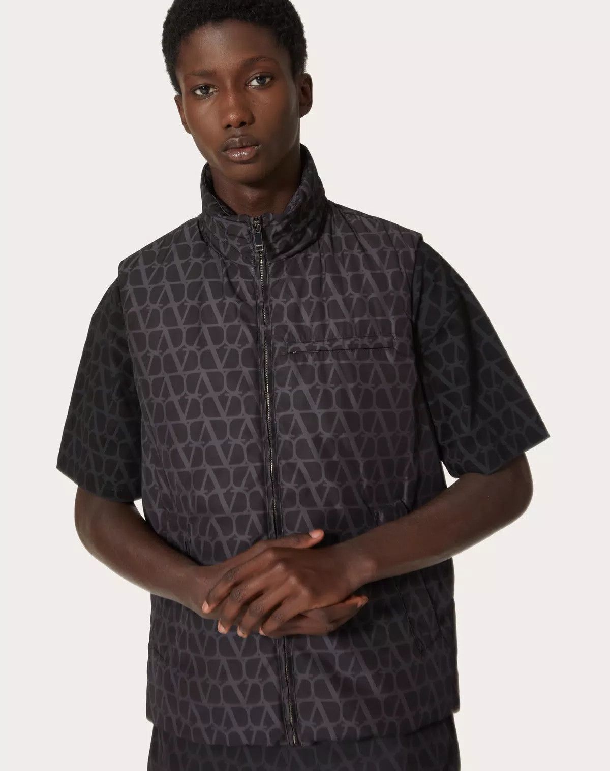 Valentino oc11z0725 Nylon Vest With Toile Iconographe Print in Black Size US M / EU 48-50 / 2 - 7 Thumbnail