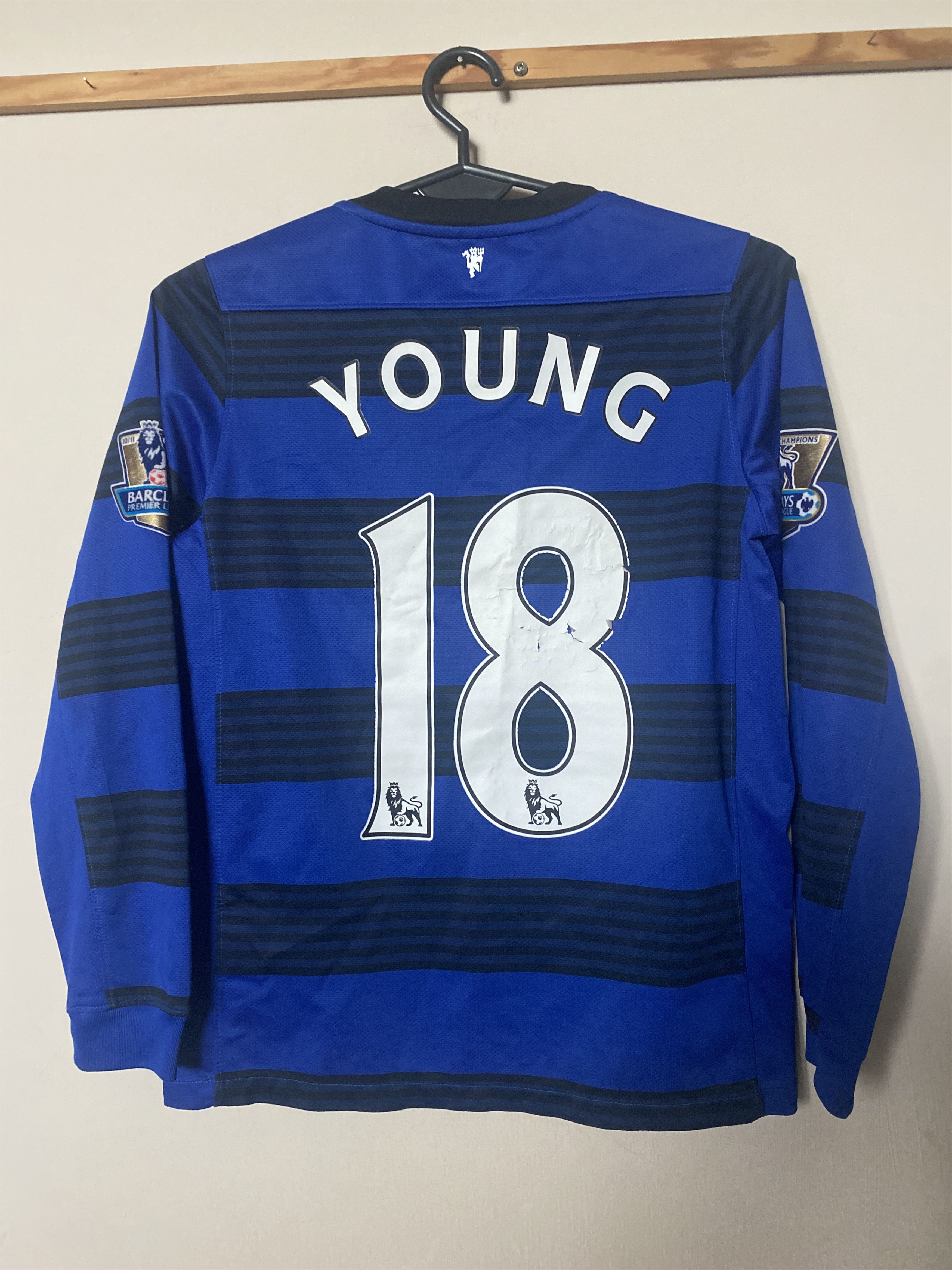 Nike MANCHESTER UNITED #18 YOUNG 2011 - 2012 Nike - 140 - 152 Size US XXS / EU 40 - 1 Thumbnail