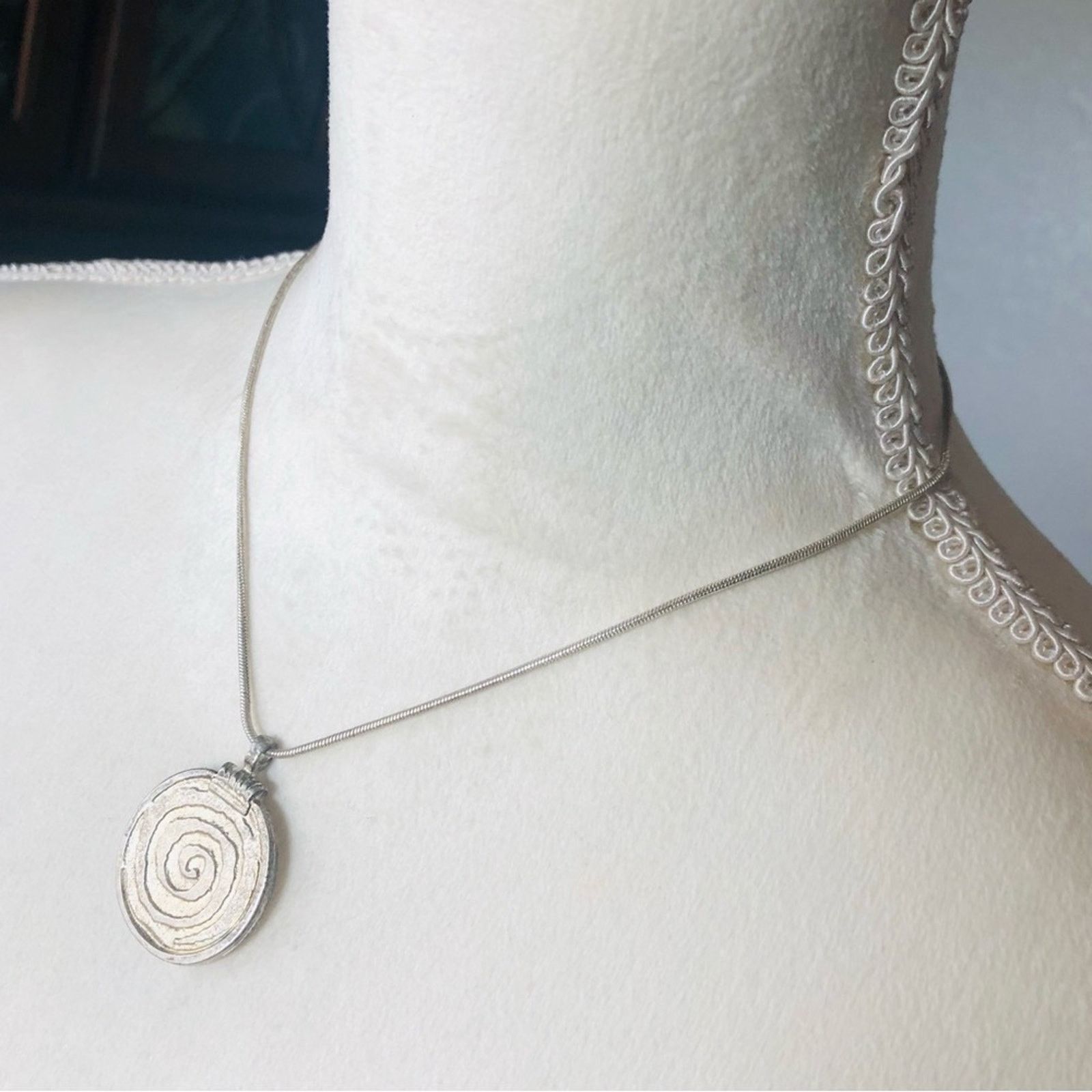 Vintage Vintage antique silver swirl pendant on chain necklace Size ONE SIZE - 5 Thumbnail