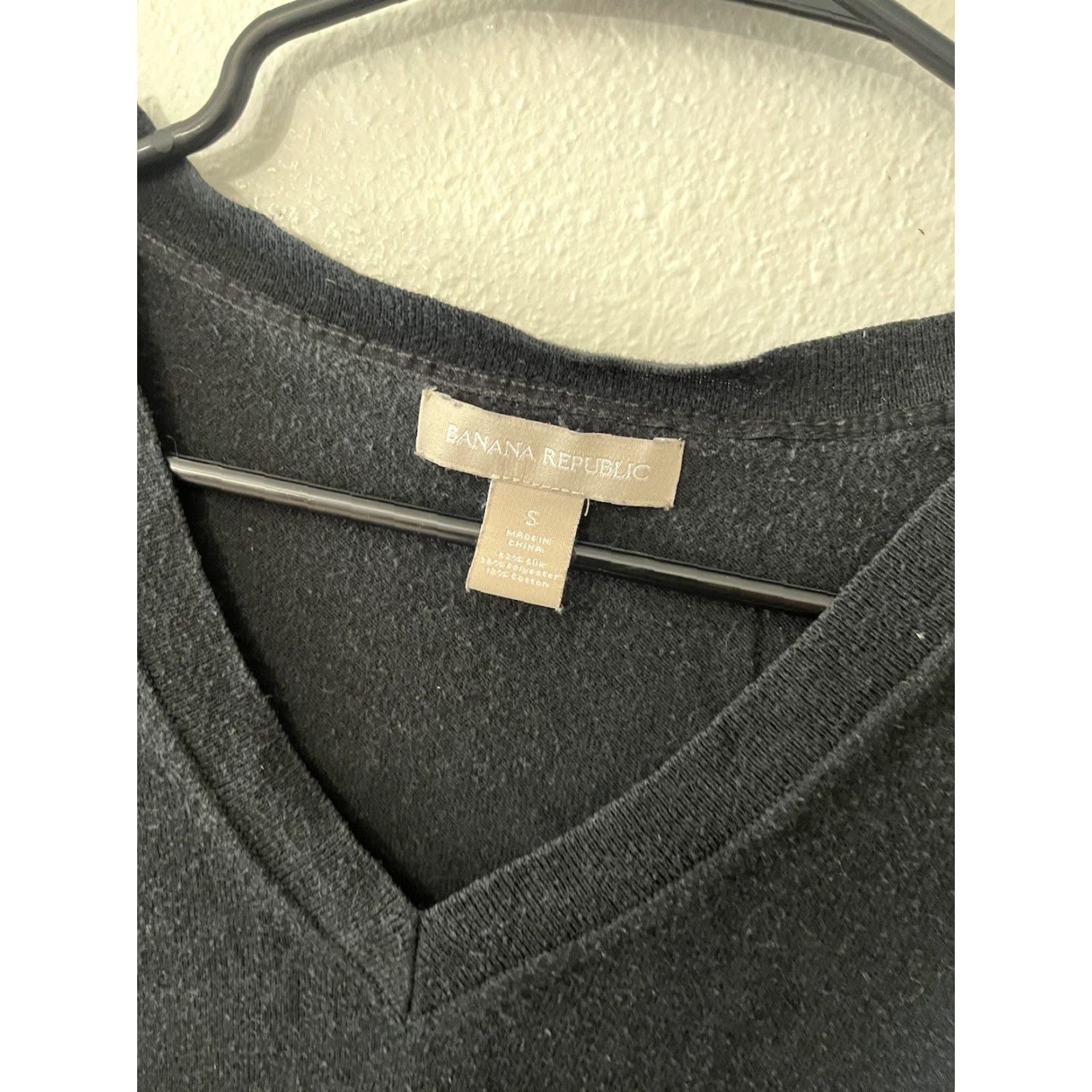 Banana Republic Banana Republic Sweater Womens Small Black Cashmere Knit V-Neck Long Sleeve Size S / US 4 / IT 40 - 3 Thumbnail