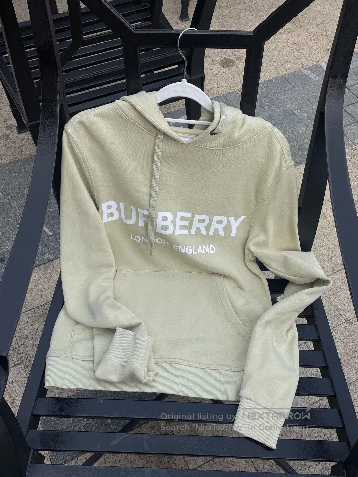 Burberry Burberry Sweatshirt in Beige for Sale. Size US XS / EU 42 / 0 - 1 Thumbnail