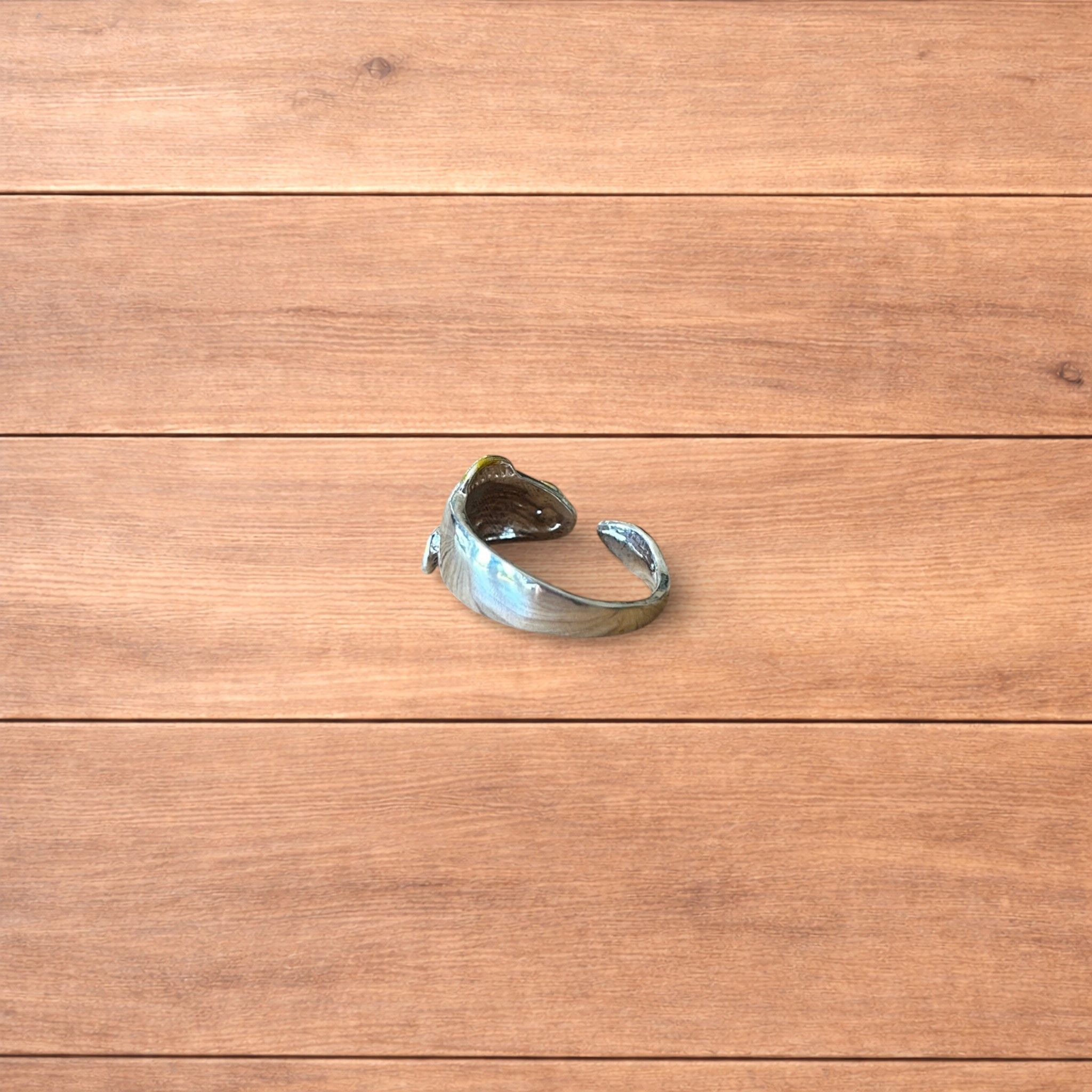 Japanese Brand Lovely vintage style retro fish ring in silver/gold. Size ONE SIZE - 6 Thumbnail
