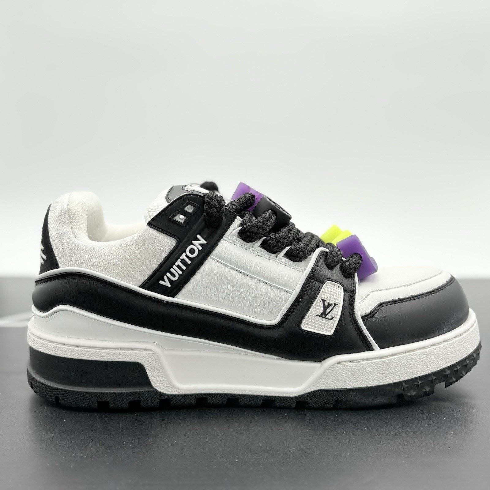 Louis Vuitton (10-10.5 US) Louis Vuitton Maxi ' Black White ' | EXCELLENT! Size US 10 / EU 43 - 10 Thumbnail