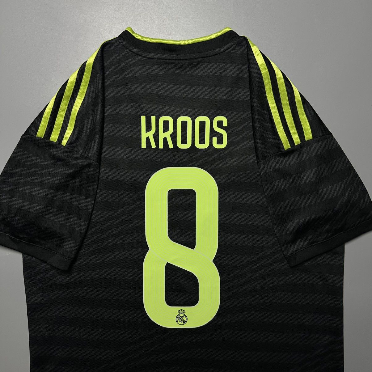 Adidas REAL MADRID ADIDAS 2022/2023 FOOTBALL THIRD JERSEY #8 KROOS Size US M / EU 48-50 / 2 - 8 Thumbnail