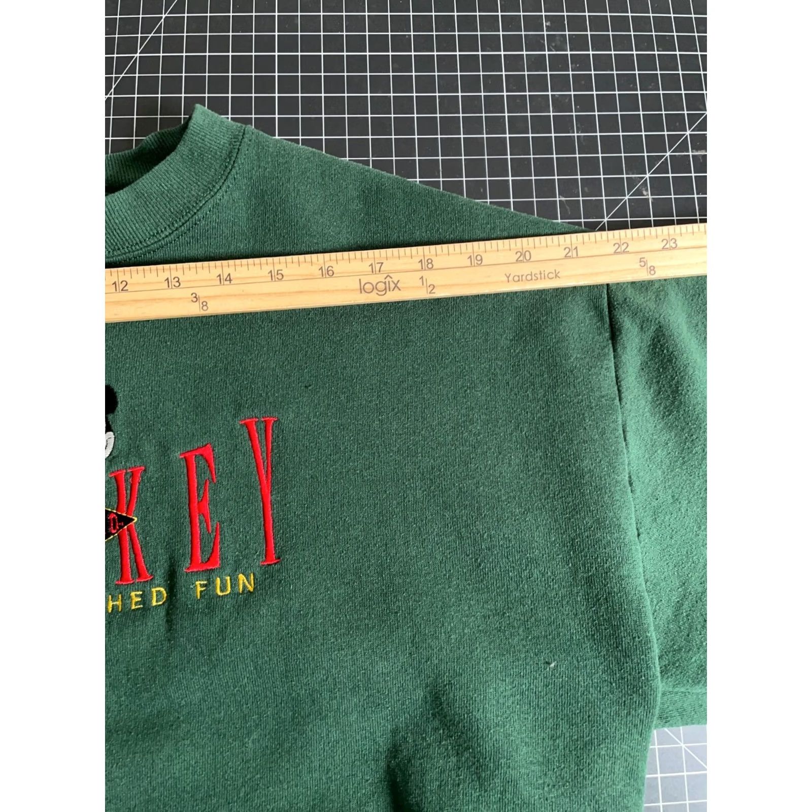 Mickey & Co. VINTAGE Mickey & Co. Sweatshirt Adult Large Green 50/50 Embroidered Mickey Mouse VTG Crew Neck Long Sleeve Pullover Regular Fit Men’s Boys? Size US L / EU 52-54 / 3 - 7 Thumbnail