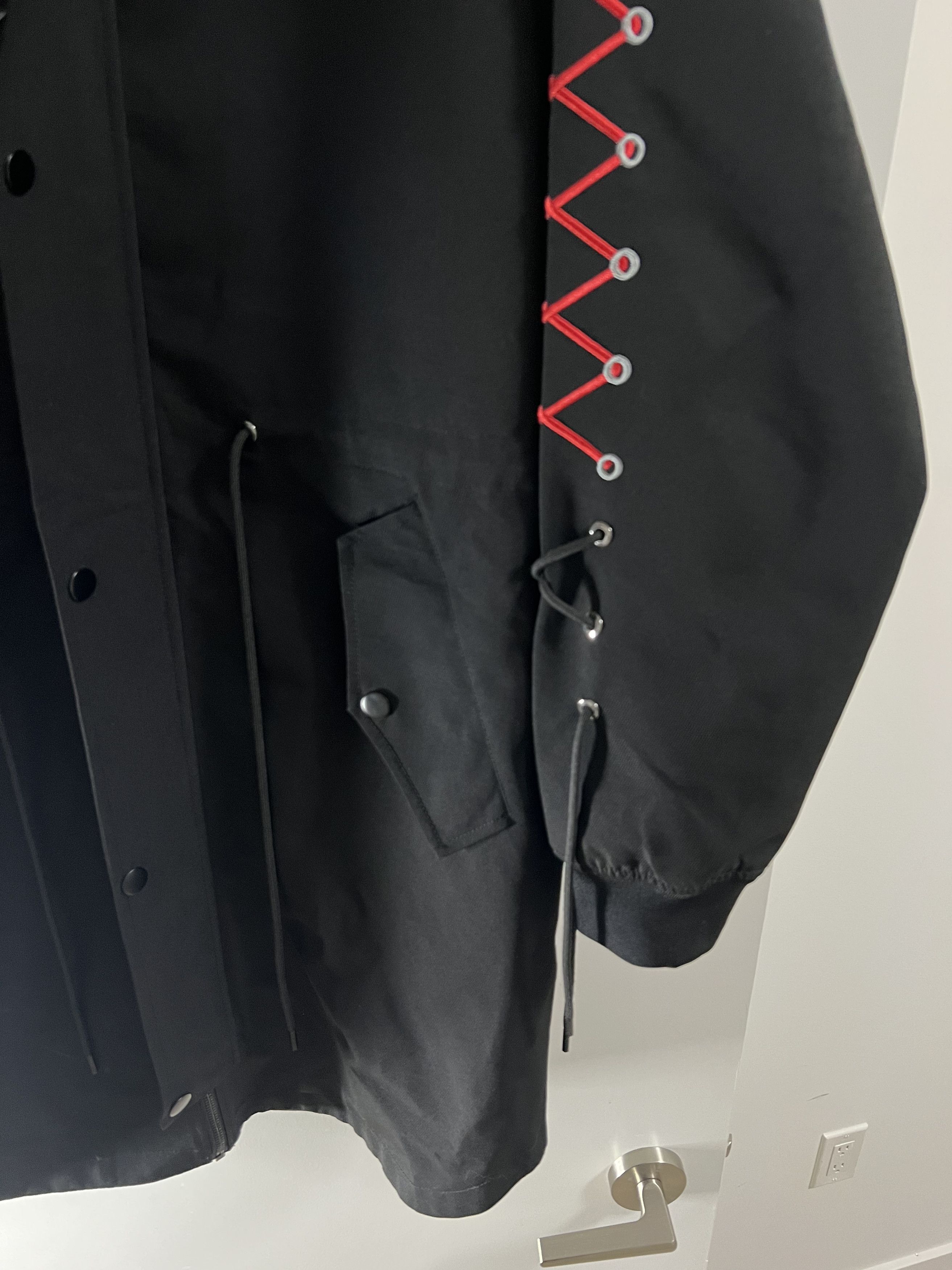 Other Letter Embroidery Threaded Black Parka with Red Straps Size US L / EU 52-54 / 3 - 2 Thumbnail