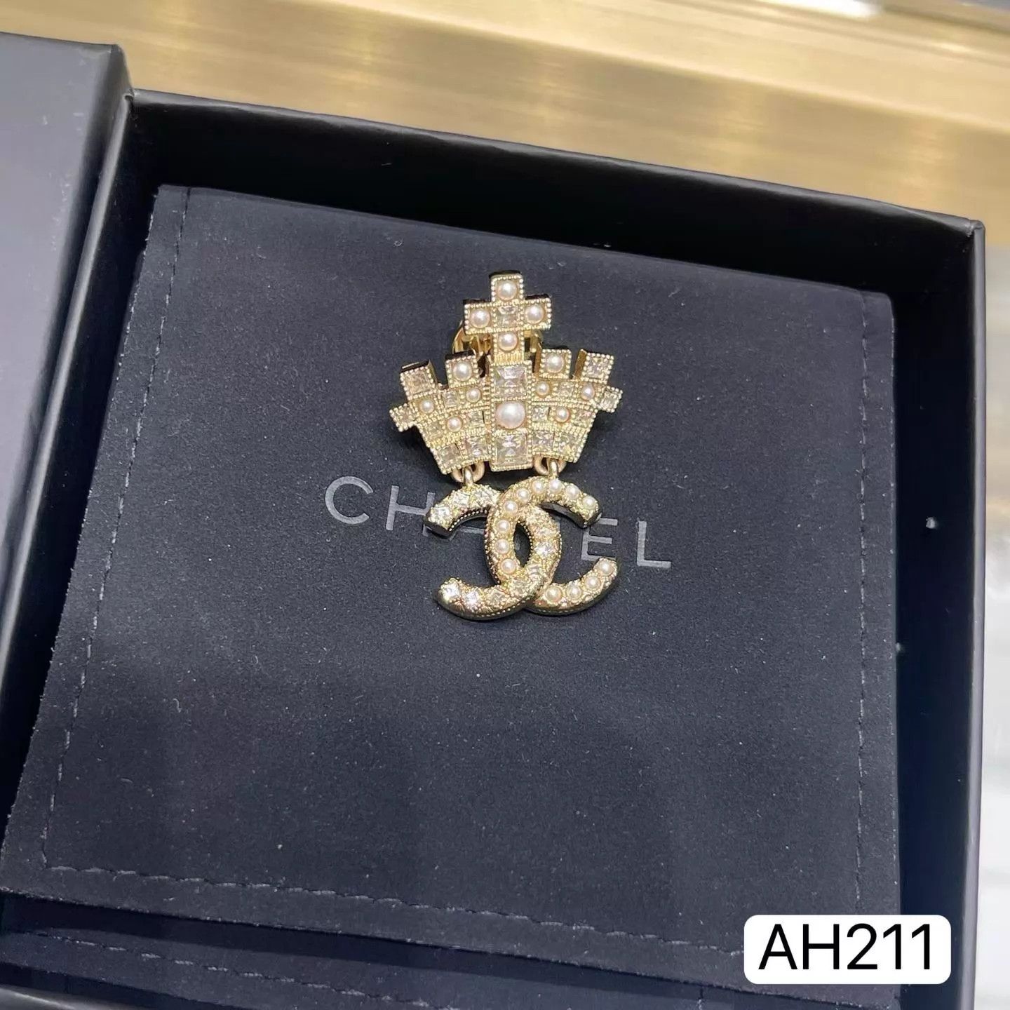 Chanel Chanel 21A Handmade Crown Pearl Crystal CC Brooch Size ONE SIZE - 2 Thumbnail