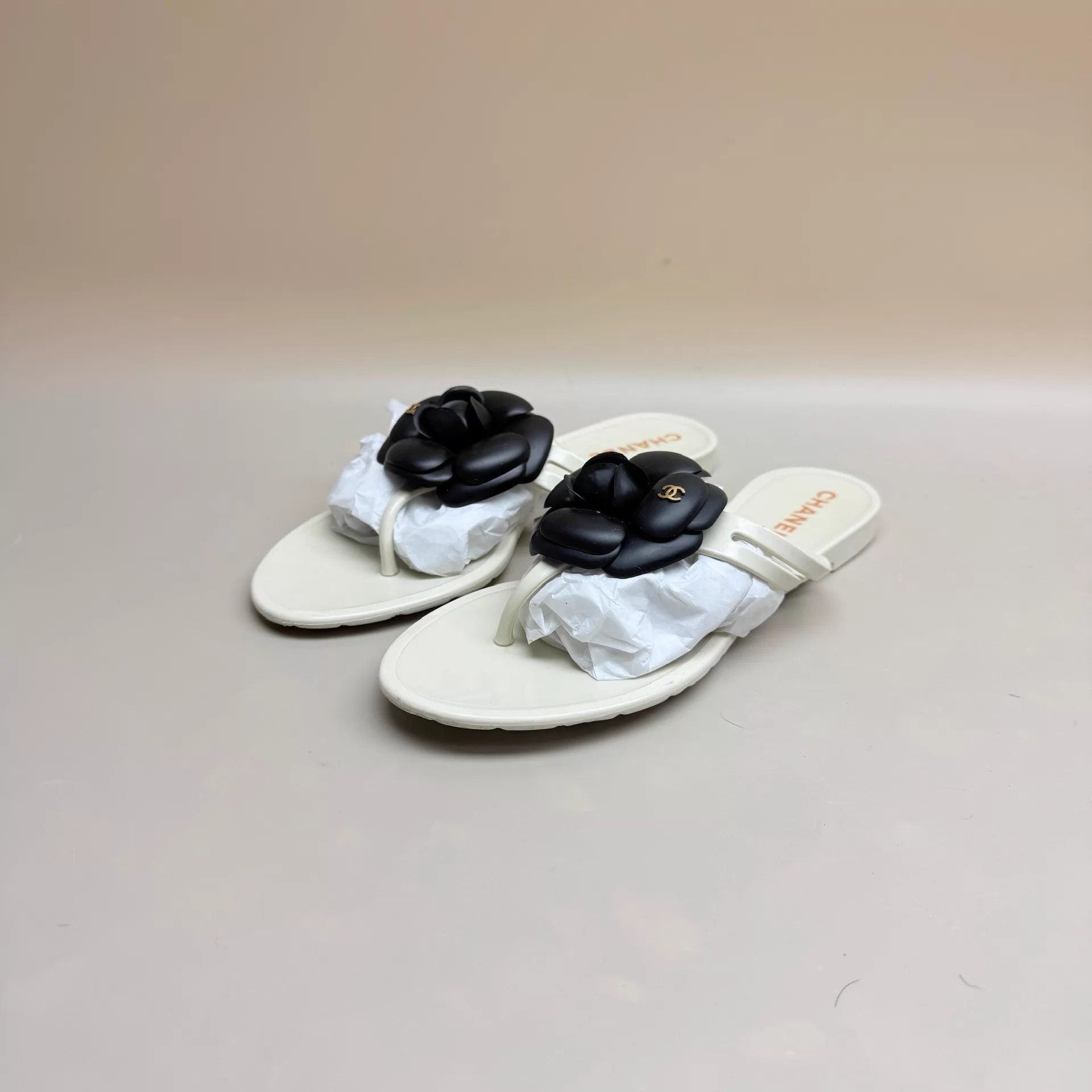 Chanel CHANEL Black & White Camellia CC Slippers 36 95N Size US 5.5 / IT 35.5 - 1 Thumbnail
