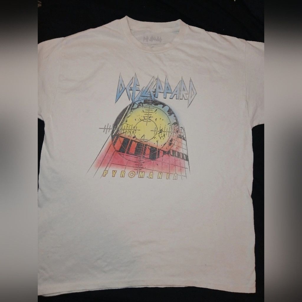 Hanes Def Leppard t shirt, pyromania, 2023,large, guc Size US L / EU 52-54 / 3 - 1 Thumbnail