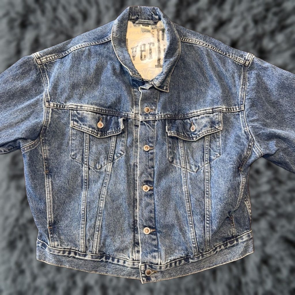 Levi's VINTAGE Levi's Trucker Jacket Mens L Blue Stonewash Denim Buckle 90s Size US L / EU 52-54 / 3 - 1 Thumbnail