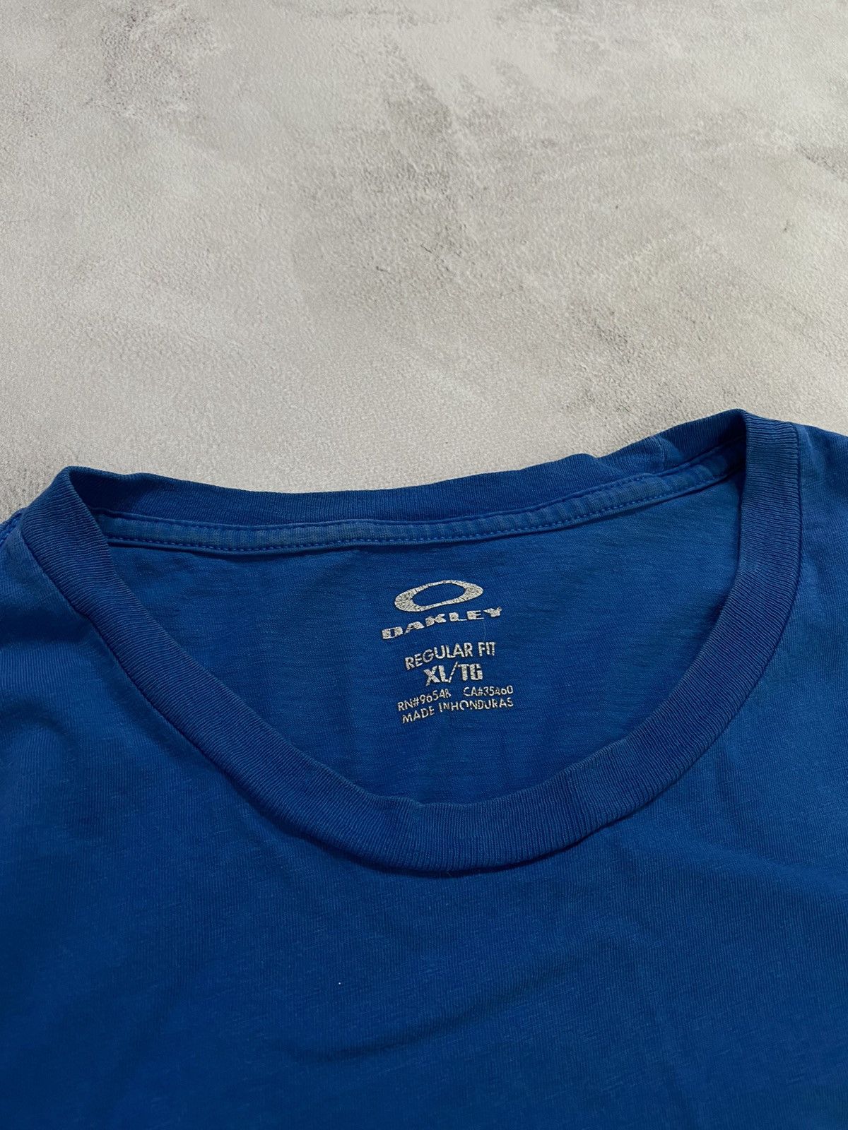 Japanese Brand 🌫️ Vintage T-Shirt OAKLEY Center Logo 3D Size US XL / EU 56 / 4 - 3 Thumbnail