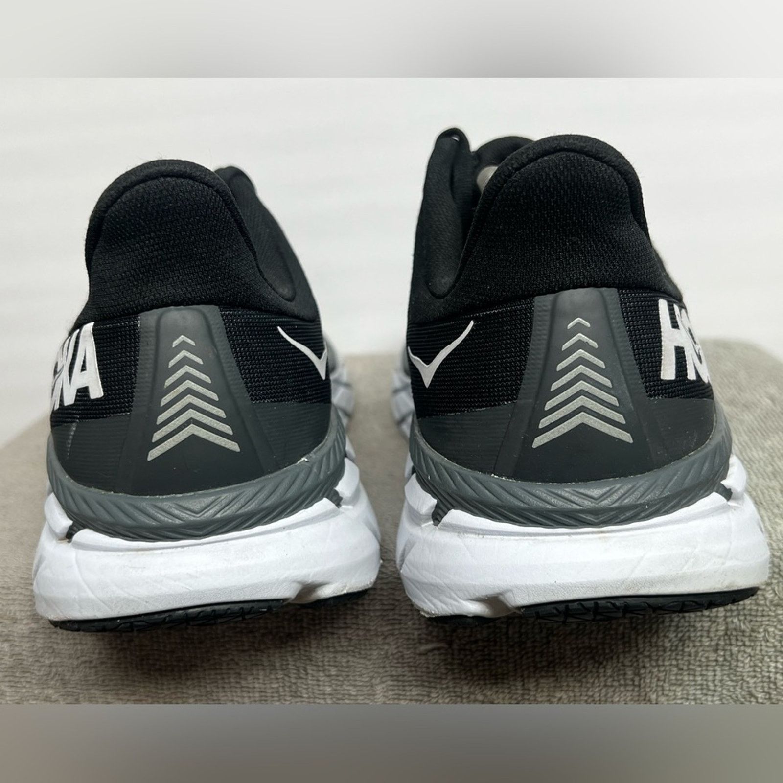 Hoka Hoka One One Mens Clifton 7 Black Running Shoes 10.5 2E WIDE Size US 10.5 / EU 43-44 - 6 Thumbnail