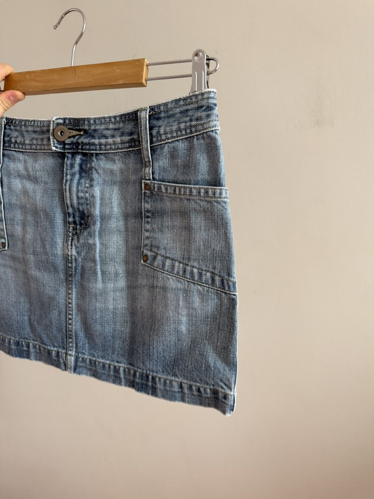 Vintage Denim Mini Skirt Y2K Low Rise Faded Wash Size 28" / US 6 / IT 42 - 5 Thumbnail