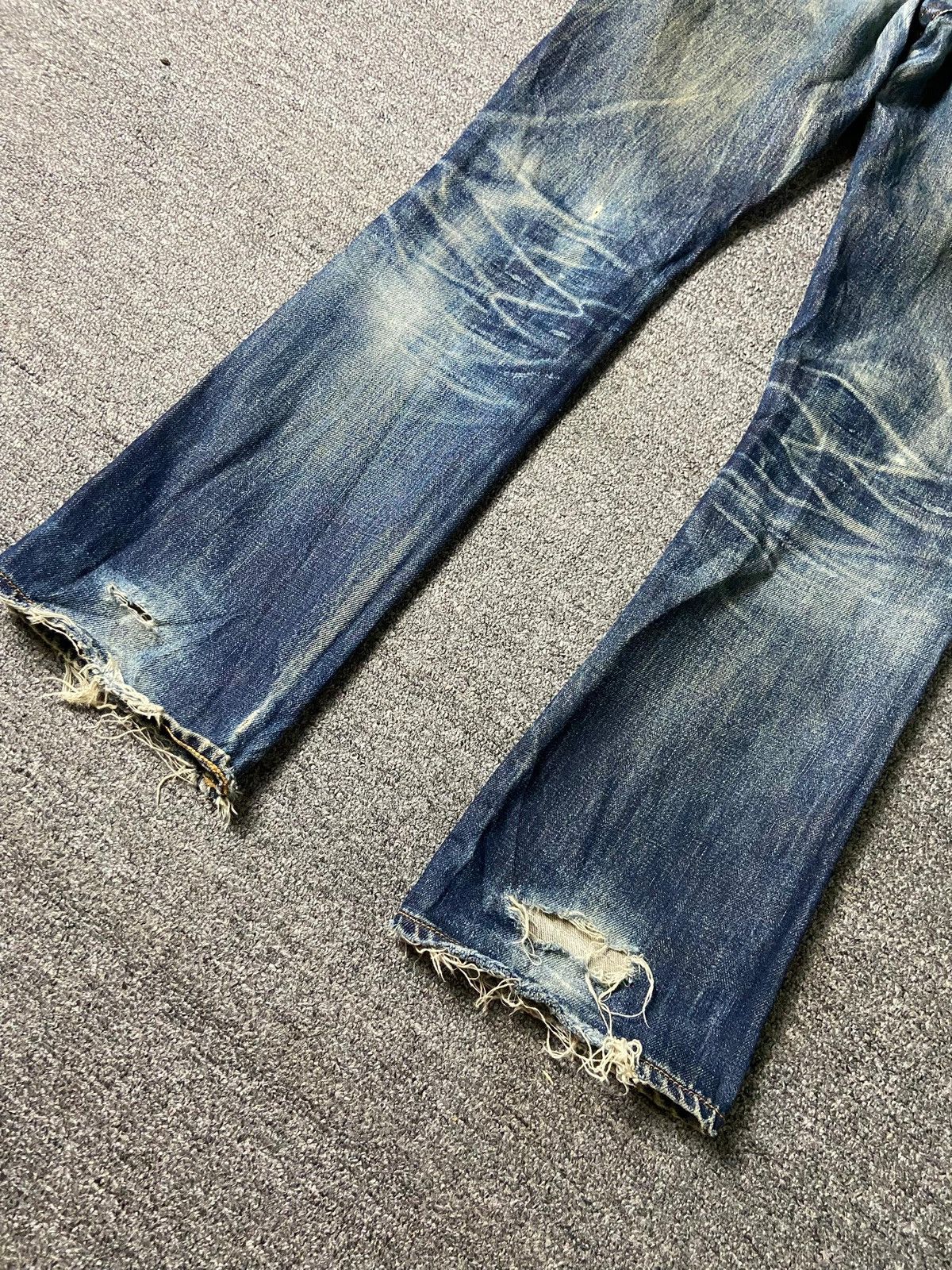 Levi's Levis Strauss Co. Distressed Ripped Jeans (154) Size US 28 / EU 44 - 2 Thumbnail