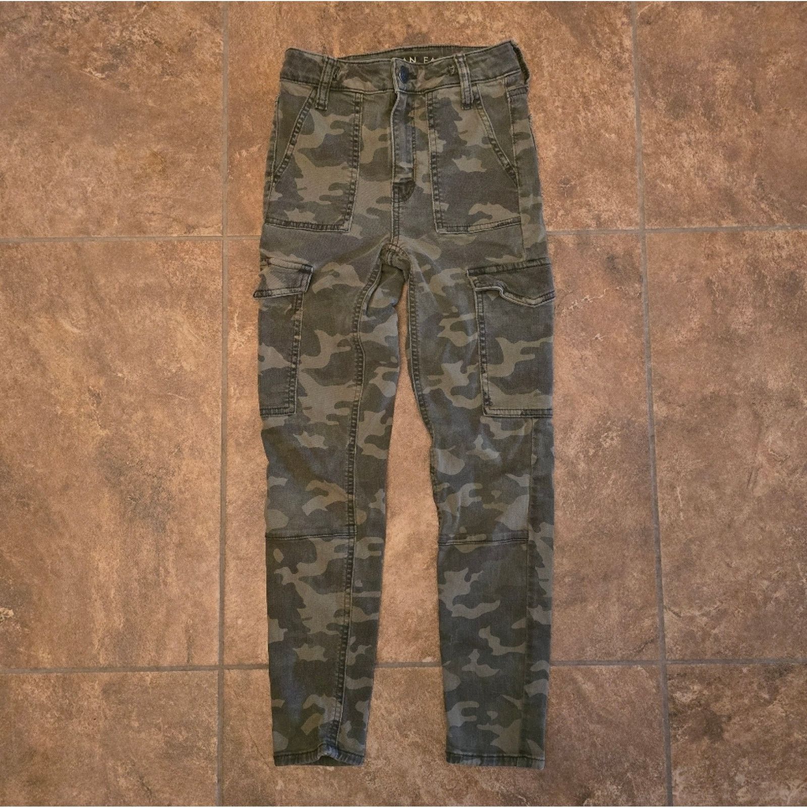 American Eagle Outfitters Camo Cargo | AEO | Super Hi-Rise Crop Jean Size 24" / US 00 / IT 34 - 1 Thumbnail