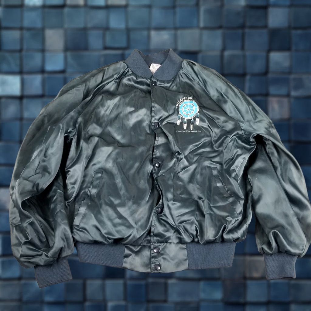Vintage VINTAGE Tribal Satin Bomber Jacket Men XL Tribal Spokane Tribe Two Rivers Marina Boats 80s 90s Size US XL / EU 56 / 4 - 1 Thumbnail