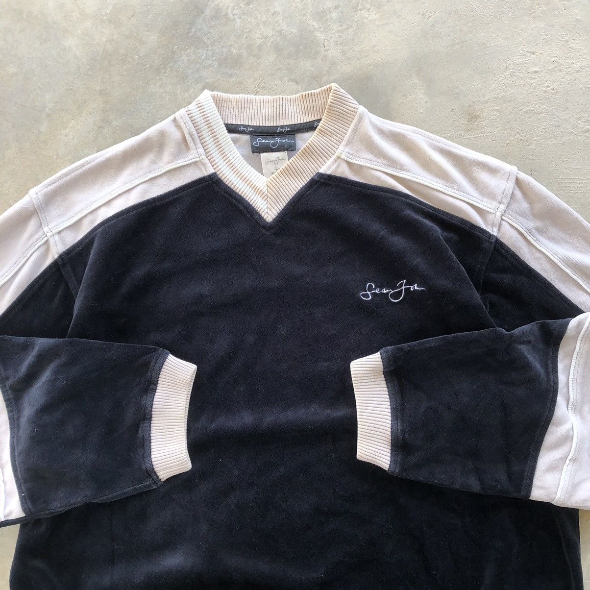 SEAN JOHN Rare Design Velvet V-neck Sweatshirt