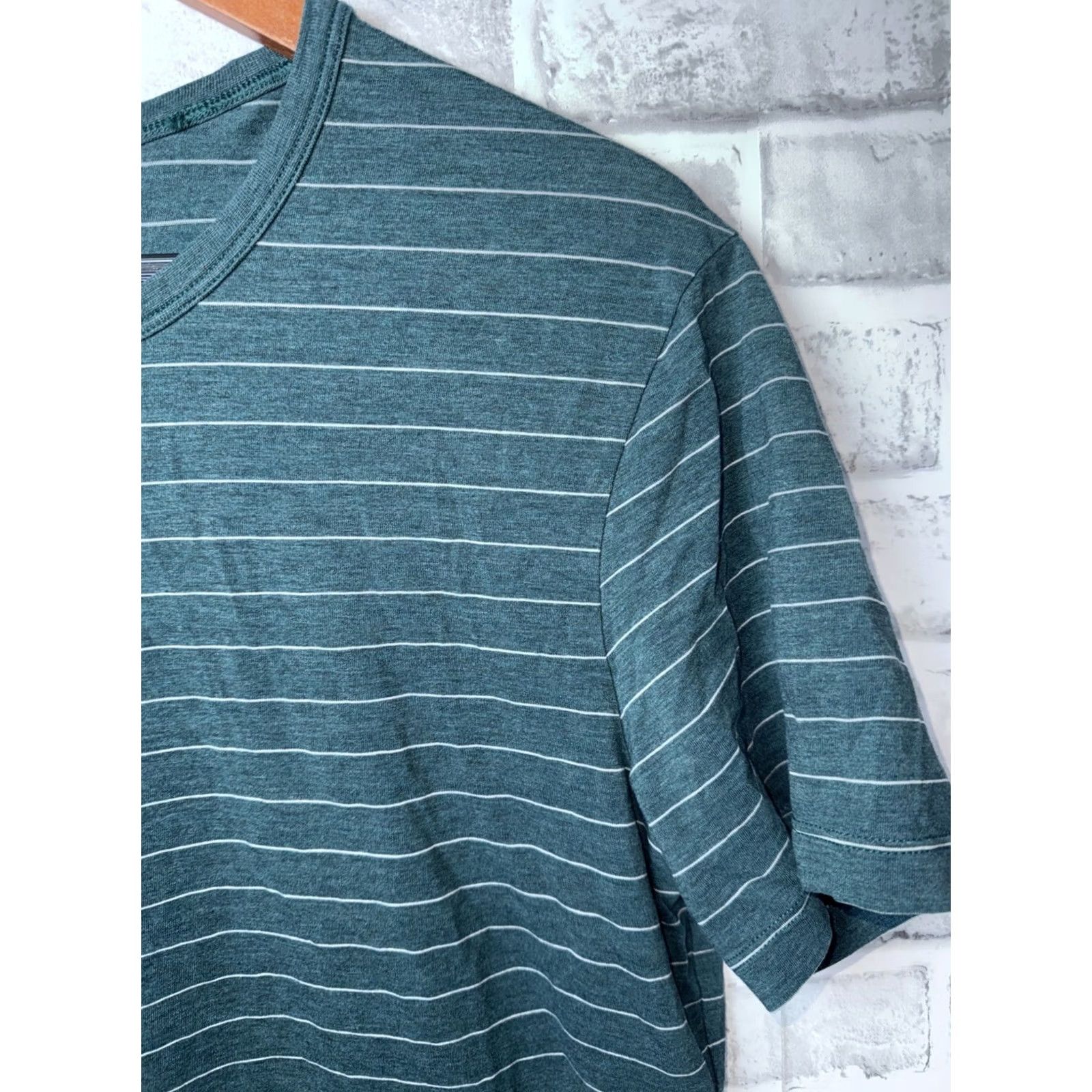 Lululemon Lululemon Short Sleeve Crew Neck Green Striped T Shirt Mens M Athletic Activewear Size US M / EU 48-50 / 2 - 3 Thumbnail