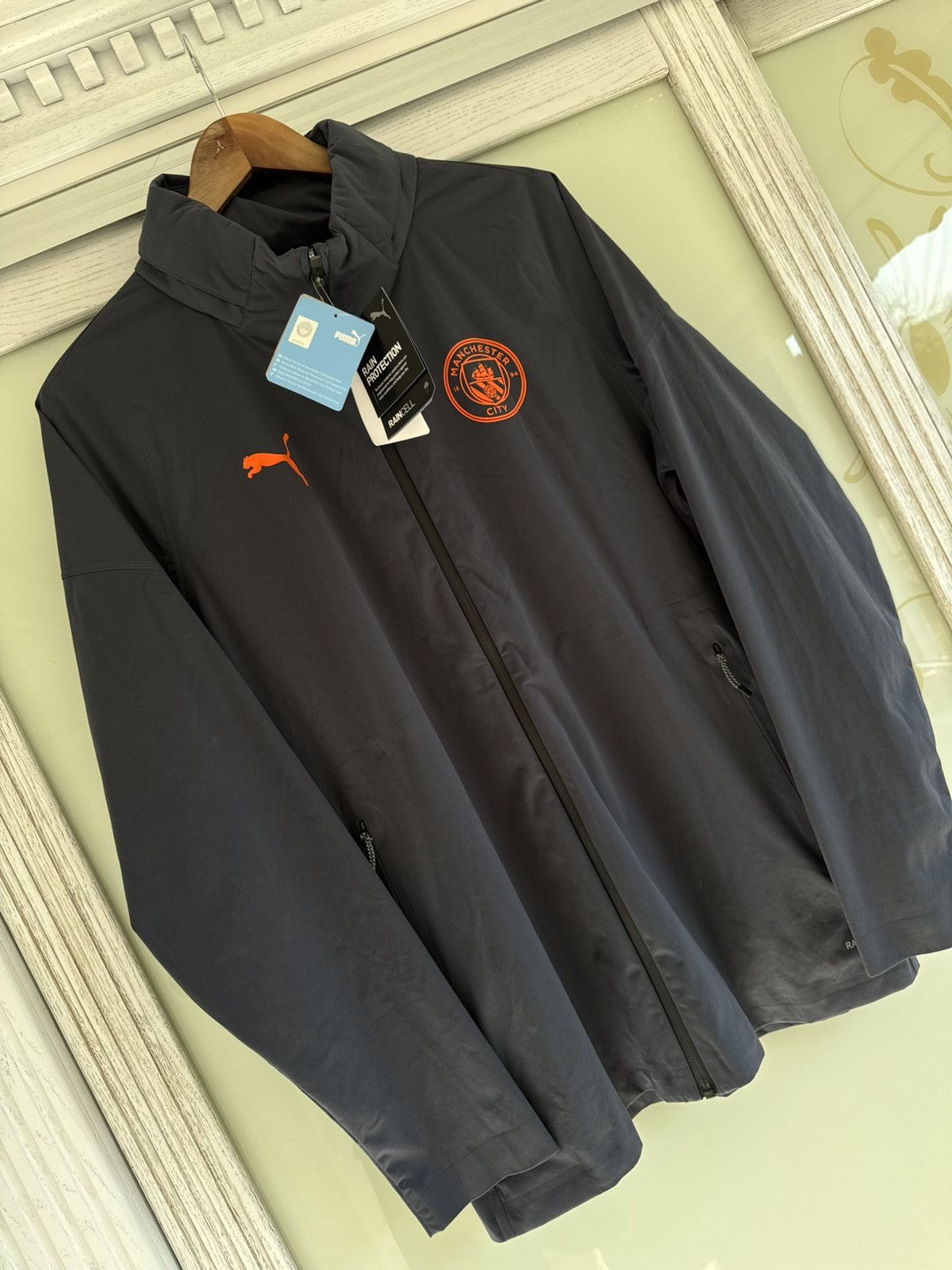 Puma Manchester City 2023-2024 Soccer Hooded Rain Jacket Jersey Size US L / EU 52-54 / 3 - 4 Thumbnail