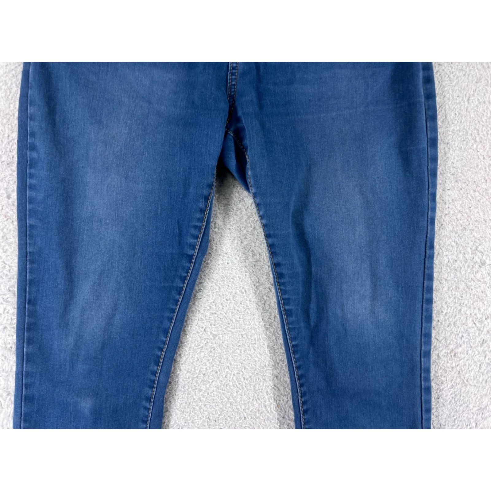 Vintage Red Bottoms Jeans Womens Capri Denim Blue 27 Inseam 22 Slim Stretch Cotton 9 Regular 5-Pocket Zipper Distressed Size 30" / US 8 / IT 44 - 6 Thumbnail