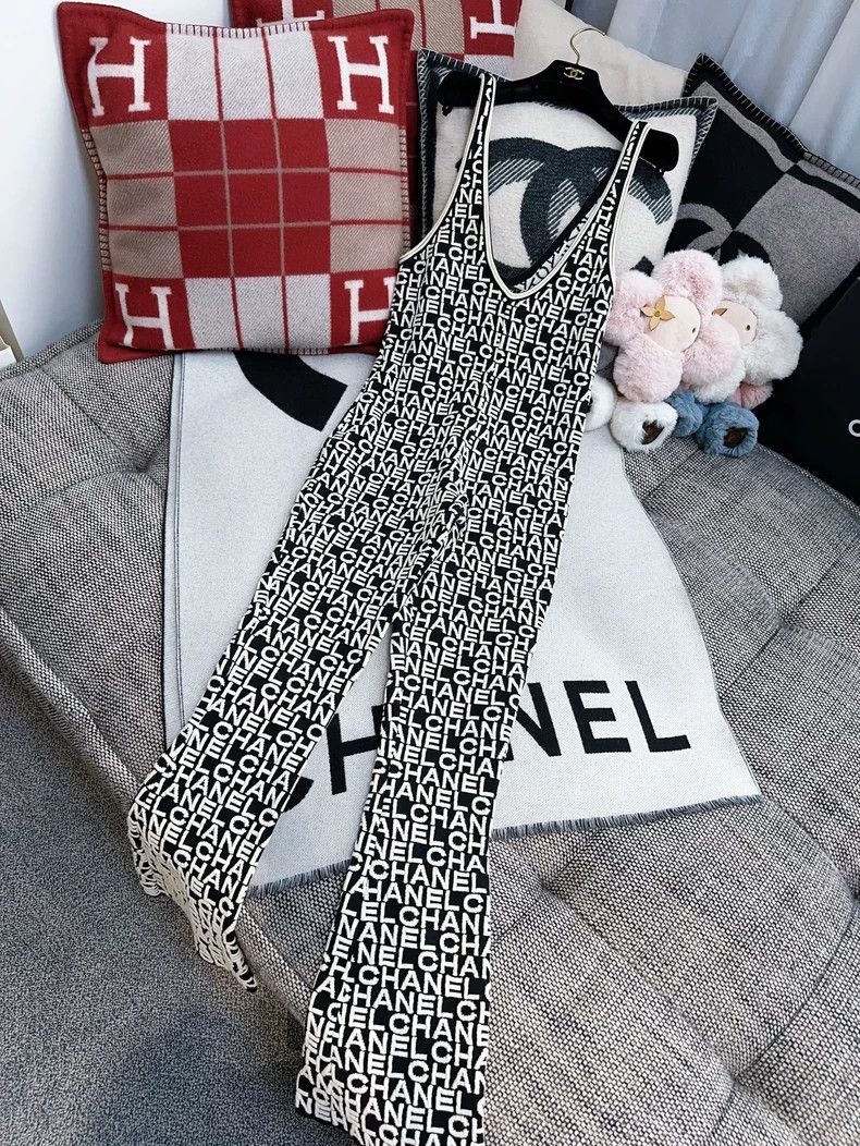 Chanel Chanel B black and white full-printed letter relief logo k Size 24" / US 00 / IT 34 - 2 Thumbnail
