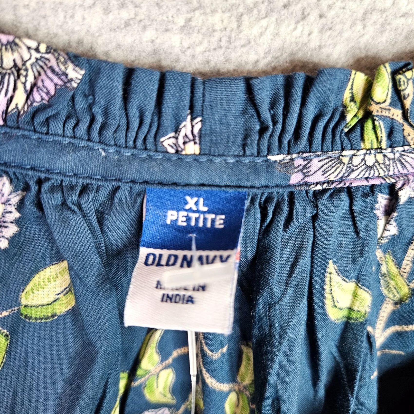Old Navy Old Navy Women's Blouse Floral Printed Flutter Sleeve Navy XL Shirt Womens XL Blue Pattern Floral Casual Seasonal Lightweight Cotton Blend Size XL / US 12-14 / IT 48-50 - 3 Thumbnail