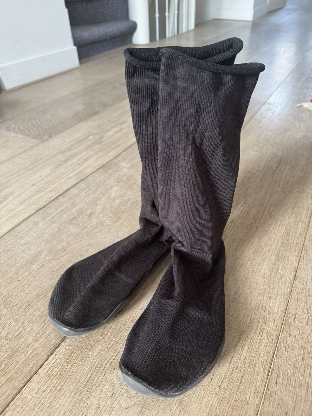 Yeezy Yeezy Pods Size US 9.5 / EU 42-43 - 1 Thumbnail