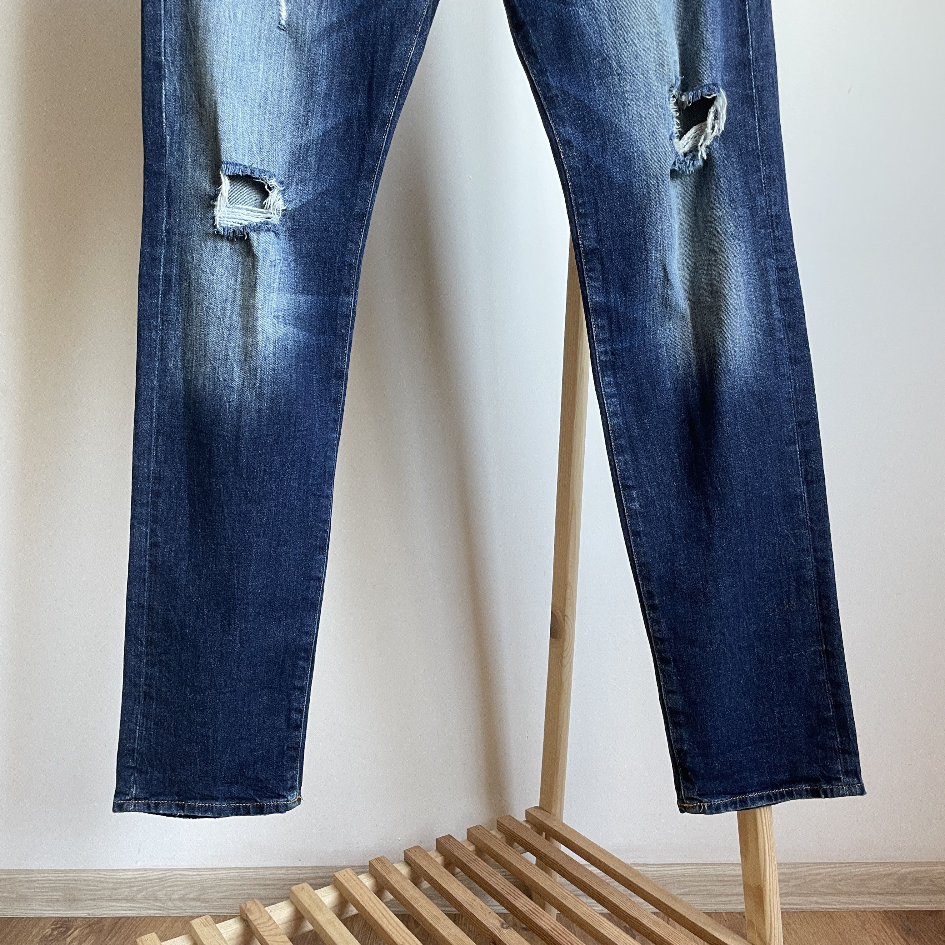 True Religion True Religion Rocco Relaxed Skinny Distressed Denim Size 34 Size US 34 / EU 50 - 6 Thumbnail