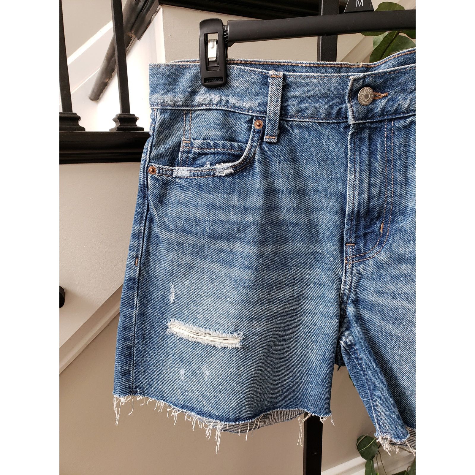 Old Navy Old Navy Cut Off Shorts Women Size 4 Blue High Rise Straight Size 27" / US 4 / IT 40 - 9 Thumbnail