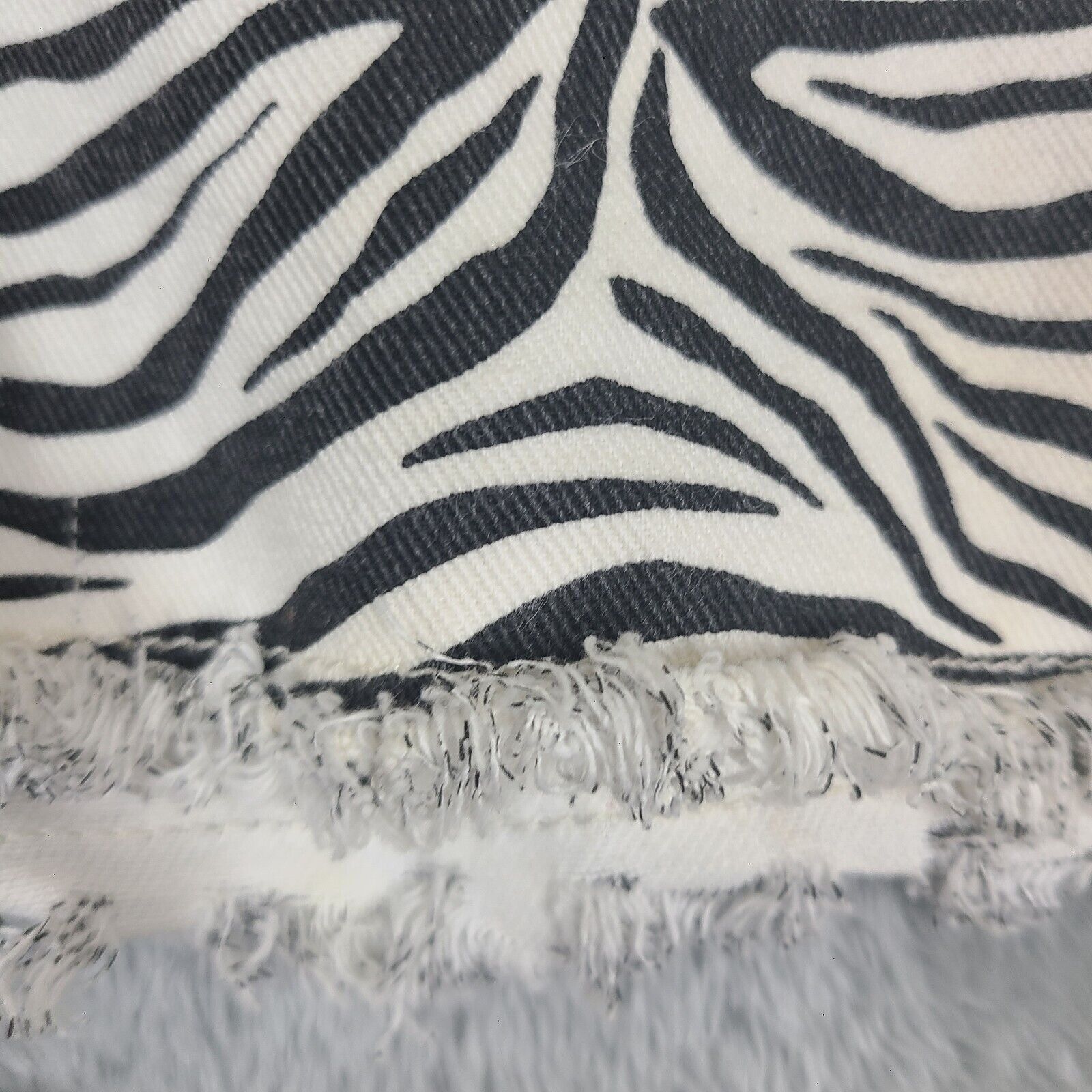 Bdg BDG Shorts Womens 28 White Black Zebra Print Denim Cut Off H Size 28" / US 6 / IT 42 - 6 Thumbnail