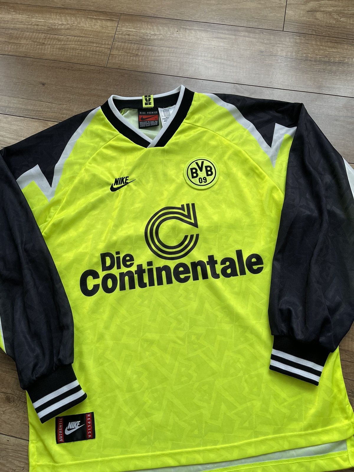 Nike 1995/1996 Nike Borussia Dortmund Vintage Soccer Jersey Tee Size US XL / EU 56 / 4 - 4 Thumbnail