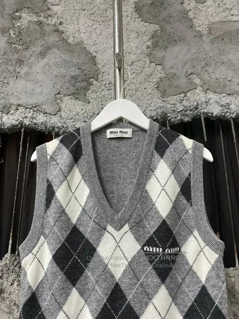 Miu Miu Miu Miu 40 Cashmere rhombic embroidered letter logo vest Size M / US 6-8 / IT 42-44 - 3 Thumbnail