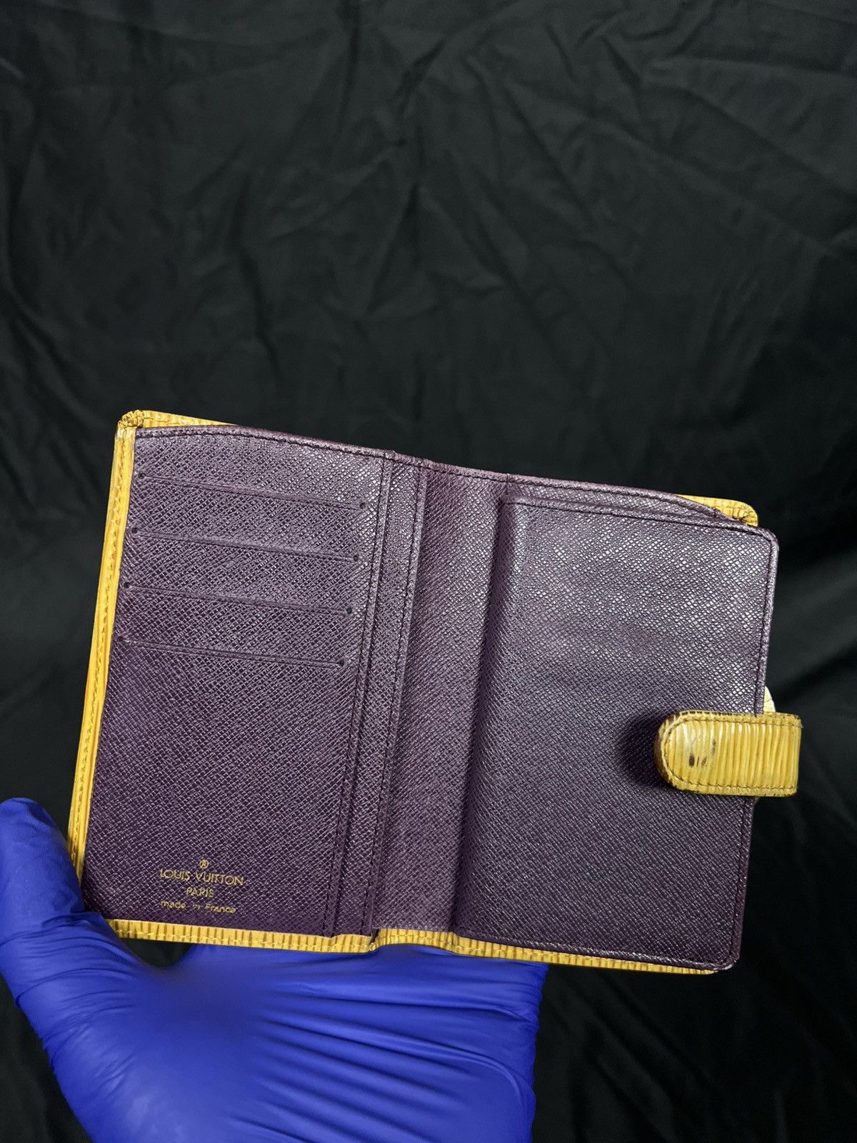 Louis Vuitton Louis Vuitton compact Epi Leather wallet 1997 France Tassil Size ONE SIZE - 7 Thumbnail