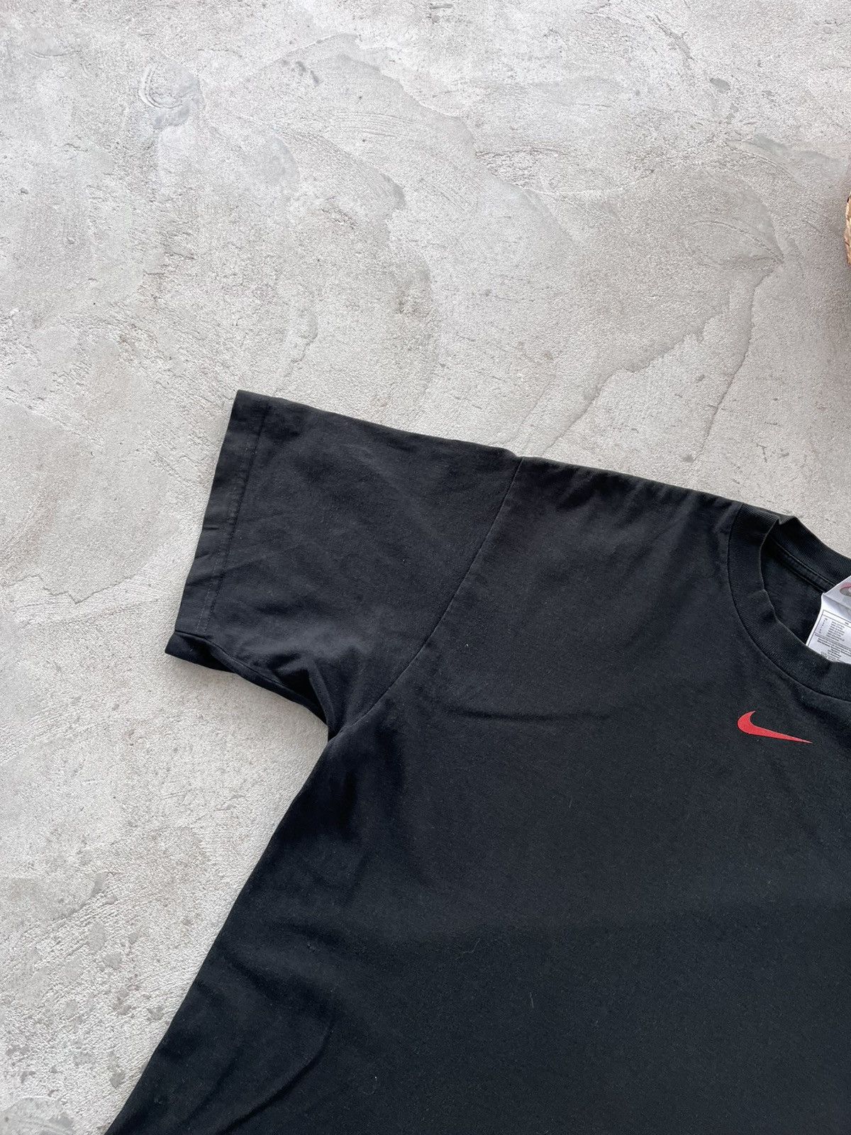 Nike 90s Vintage Nike Black Center logo Tshirt Big Swoosh Back Size US L / EU 52-54 / 3 - 3 Thumbnail