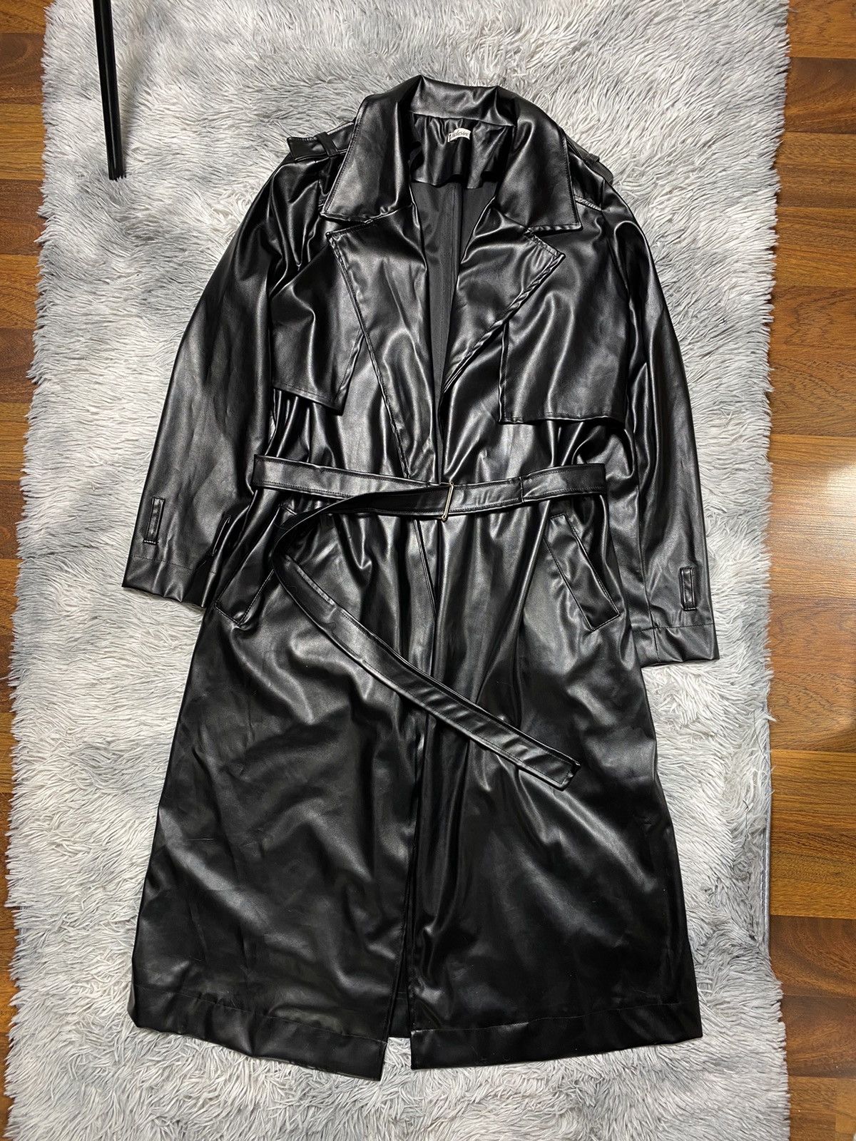 Vintage Black Glossy Trench Coat – Perfect Fall Statement Piece Size US S / EU 44-46 / 1 - 2 Thumbnail
