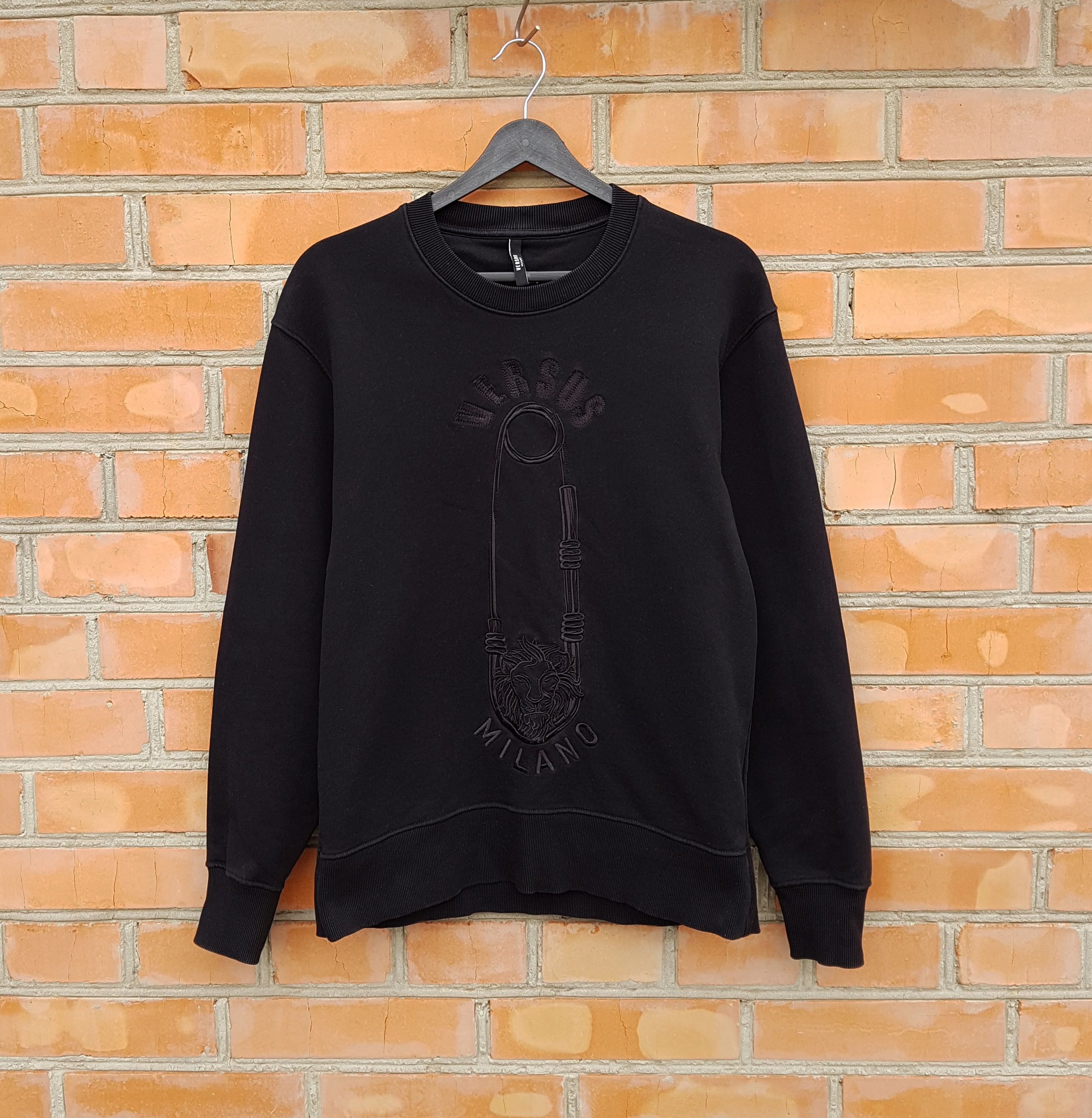 Versace Versace Versus Embroidered Pin Sweatshirt Black sz S Size US S / EU 44-46 / 1 - 1 Thumbnail