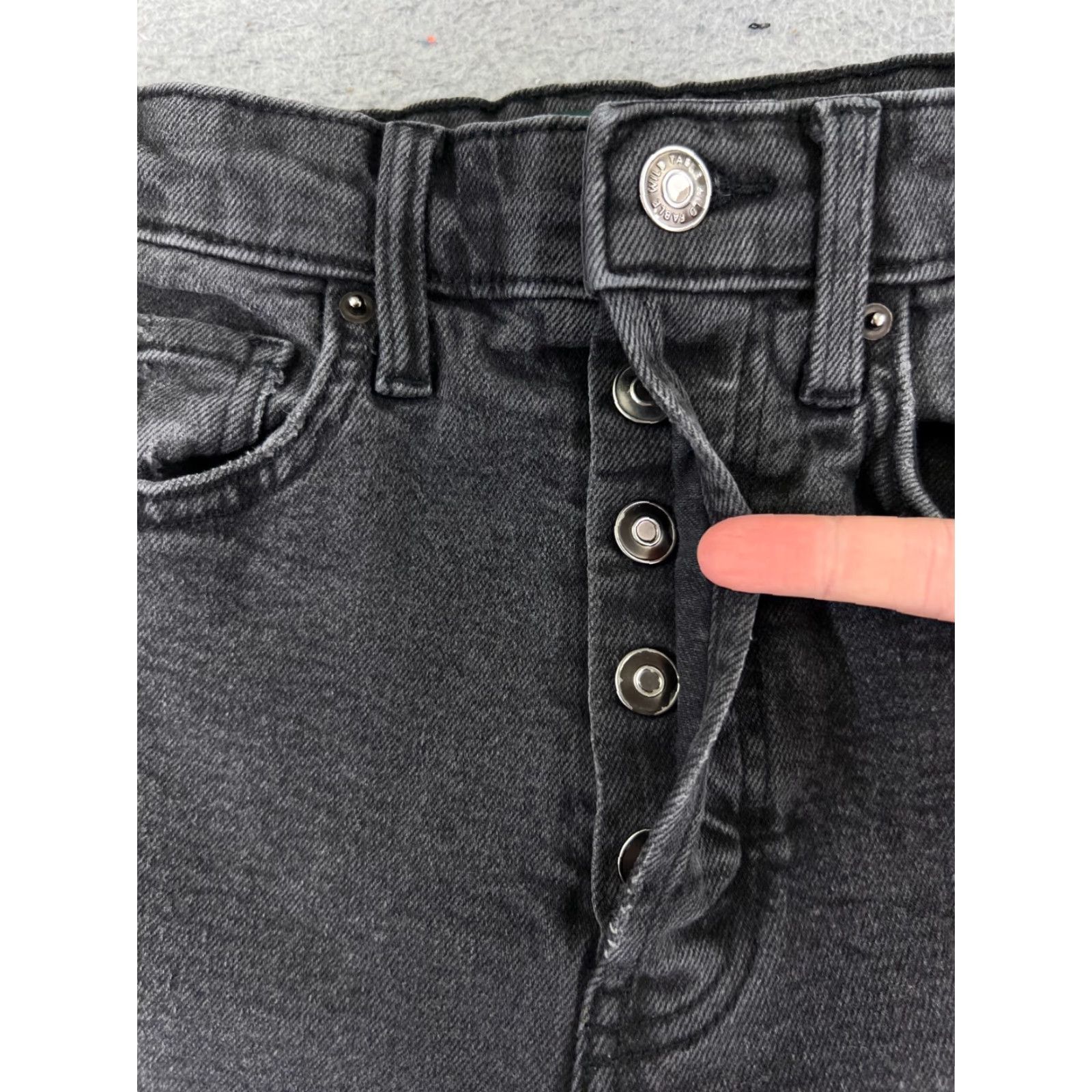 Vintage WILD FABLE Women's Black Denim Cut-Off Shorts Size 2 Distressed Floral Embroidered Regular Fit 6" Inseam Size 26" / US 2 / IT 38 - 6 Thumbnail