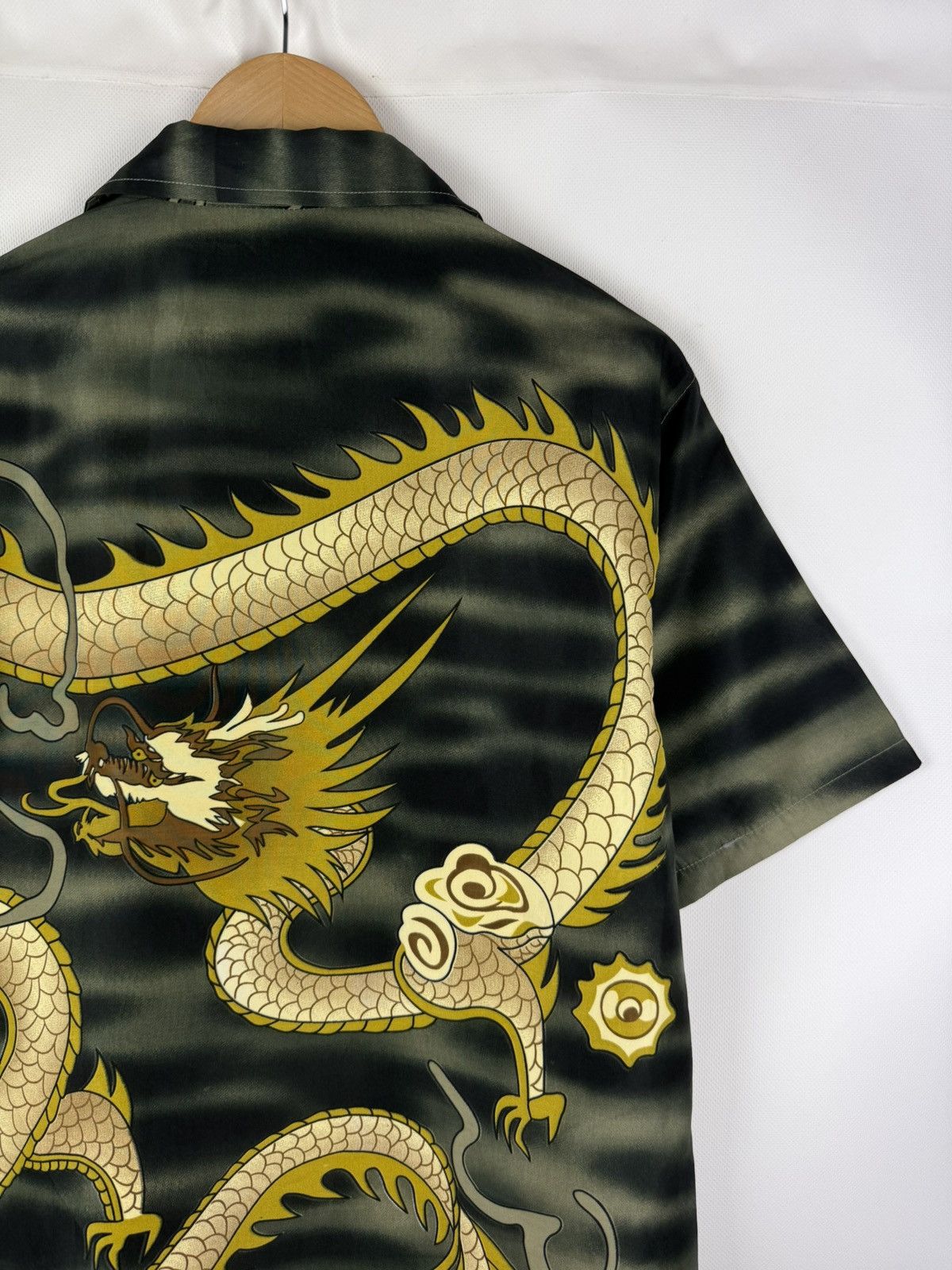 Japanese Brand Vintage Dragon Overprinted S/S Crazy Button Up Shirt Size US S / EU 44-46 / 1 - 18 Thumbnail
