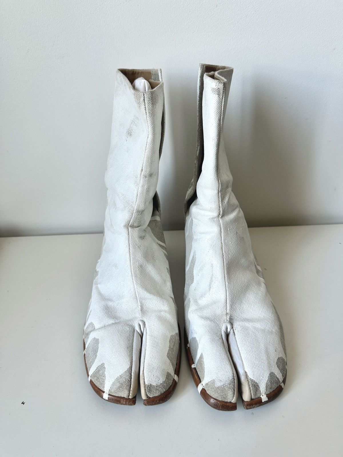 Maison Margiela Maison Martin Margiela white Tabi paint splatter boot Size US 10 / EU 43 - 2 Thumbnail