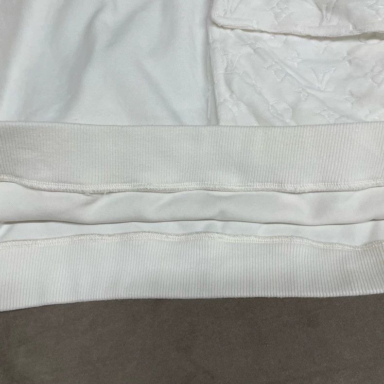 Louis Vuitton Louis Vuitton White embossed full-pocket logo sweatshirt Size US M / EU 48-50 / 2 - 7 Thumbnail
