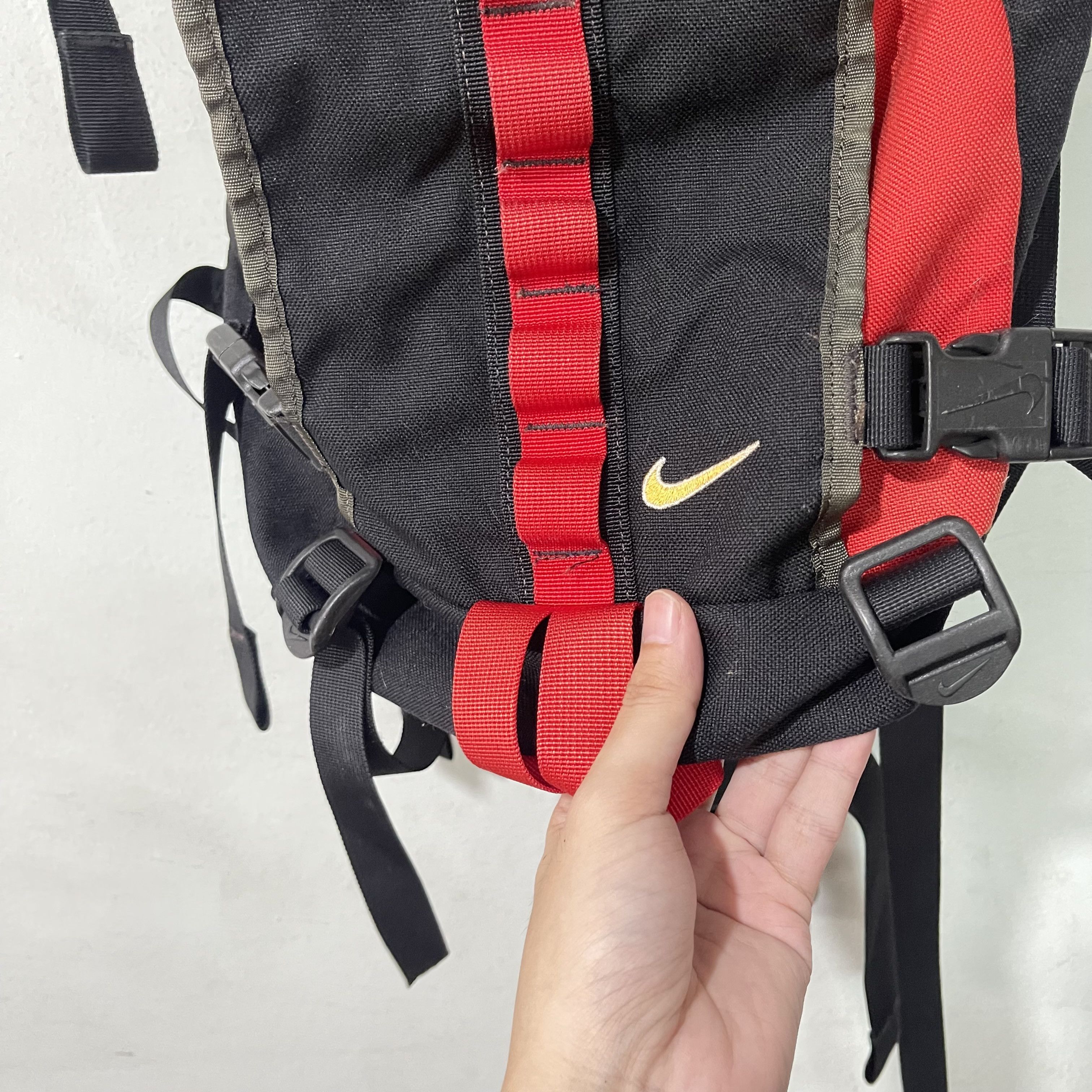 Nike ACG Vintage Nike ACG Kirst 25 Backpack Black Red Hiking Bag Size ONE SIZE - 5 Thumbnail