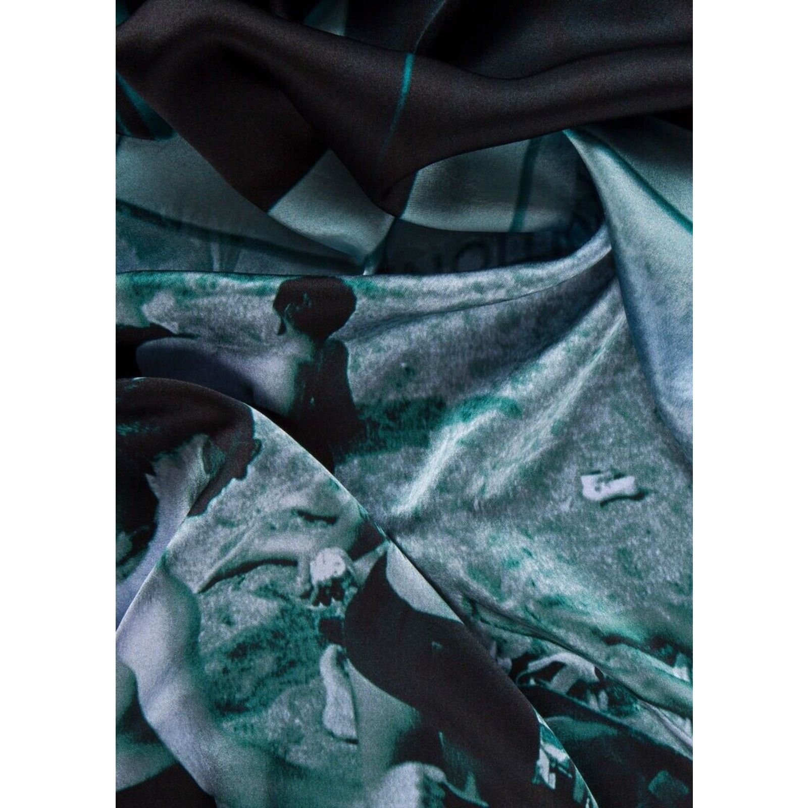 Paul Smith NWT Paul Smith $225 photo-print silk scarf, made in Italy. Size ONE SIZE - 4 Thumbnail